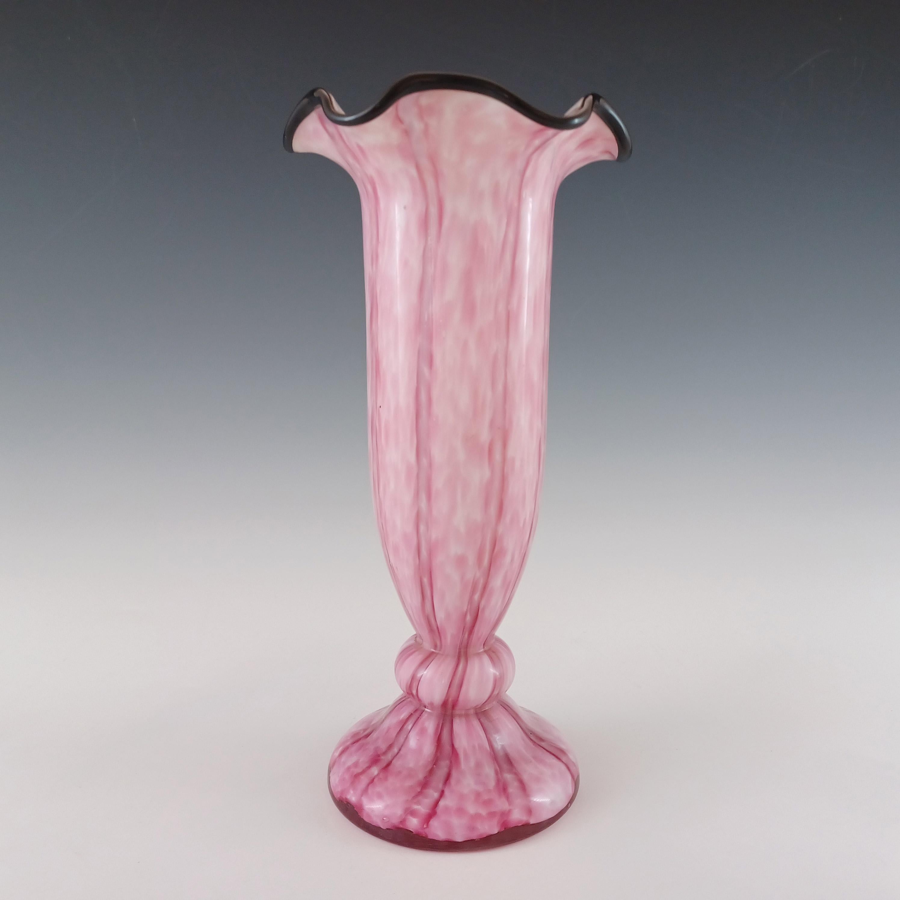 Descrizione
Un superbo vaso in vetro soffiato rosa ceco degli anni '30/'40 con involucro interno bianco e bordo in vetro nero applicato. Realizzato da Franz Welz, fa parte della gamma di motivi 
