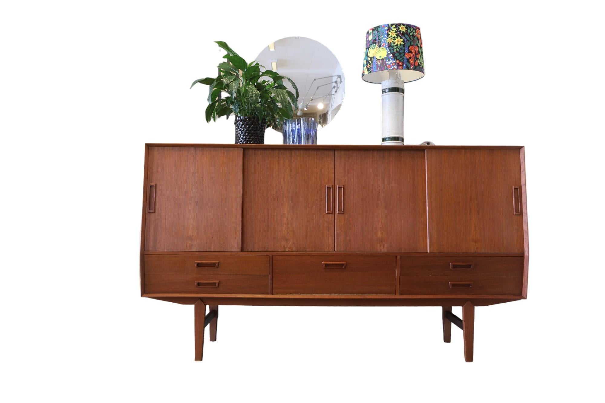 Wemb Møbelfabrik sideboard in teak with illuminated bar cabinet. For Sale 7