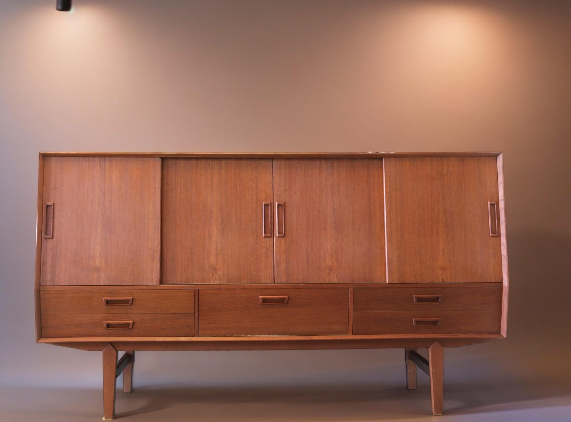 Wemb Møbelfabrik sideboard in teak with illuminated bar cabinet. For Sale 12