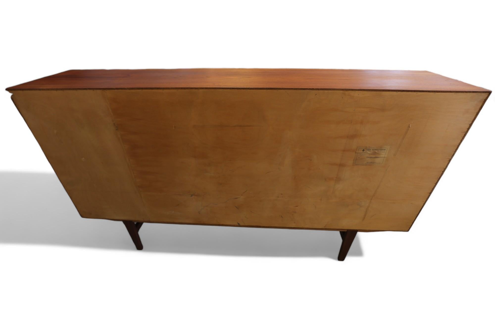 Wemb Møbelfabrik sideboard in teak with illuminated bar cabinet. In Good Condition For Sale In Laxå, SE