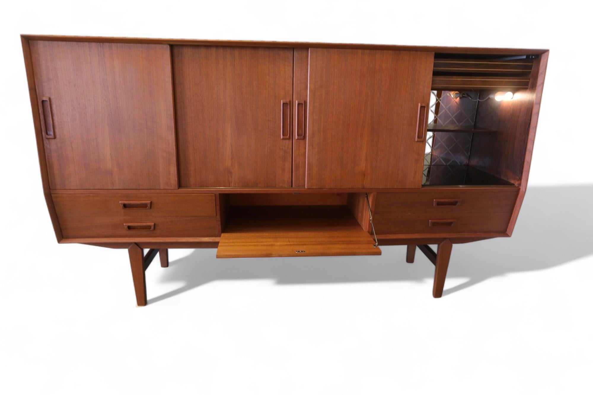 Wemb Møbelfabrik sideboard in teak with illuminated bar cabinet. For Sale 2