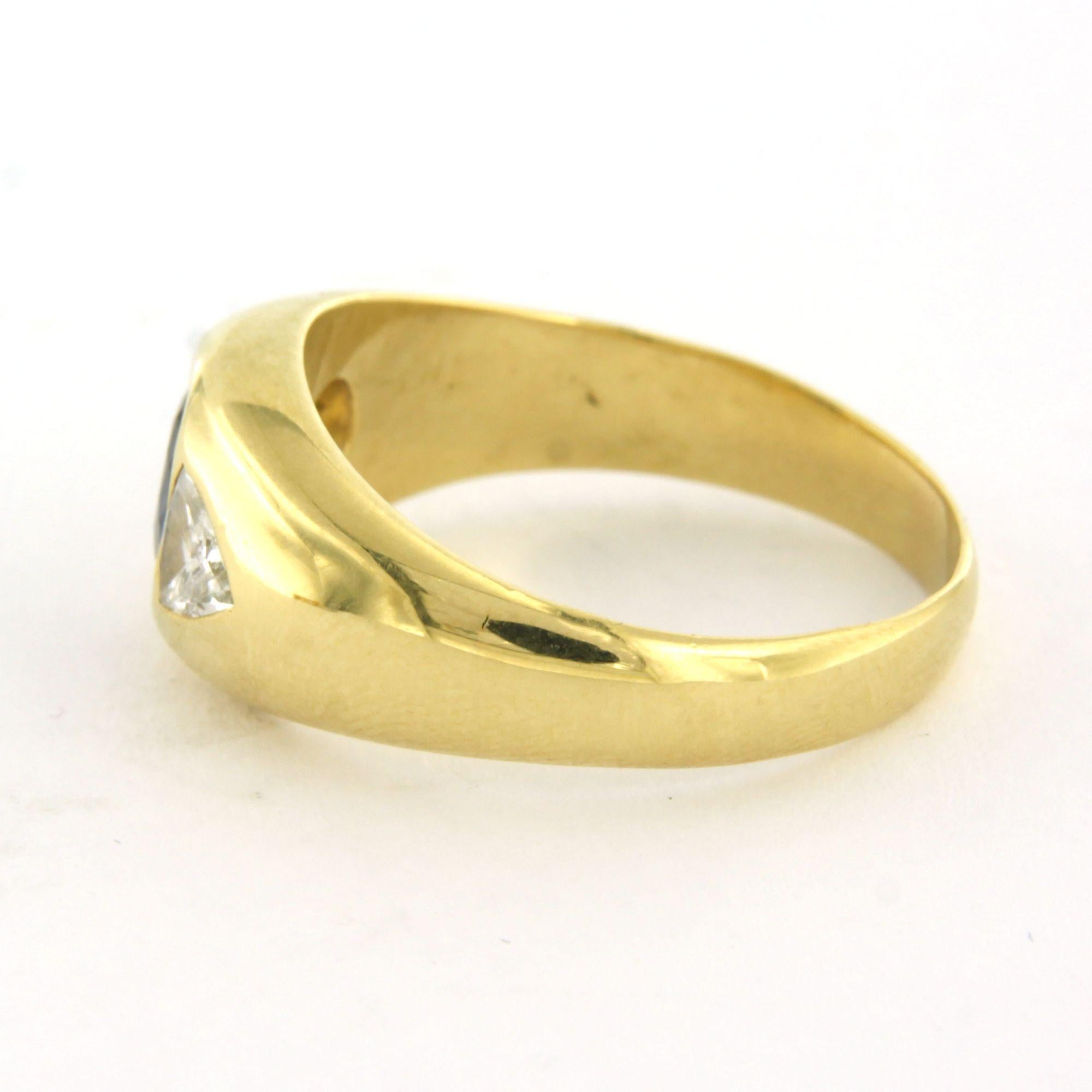 WEMPE - Anello in oro giallo 18k con zaffiro 1,10ct e diamante taglio triangolo fino a. 0,80ct - misura anello US 10,75 - EU. 20.5 (64)

descrizione dettagliata:

La parte superiore dell'anello è larga 1.0 cm.

Peso 10.8 grammi

misura dell'anello