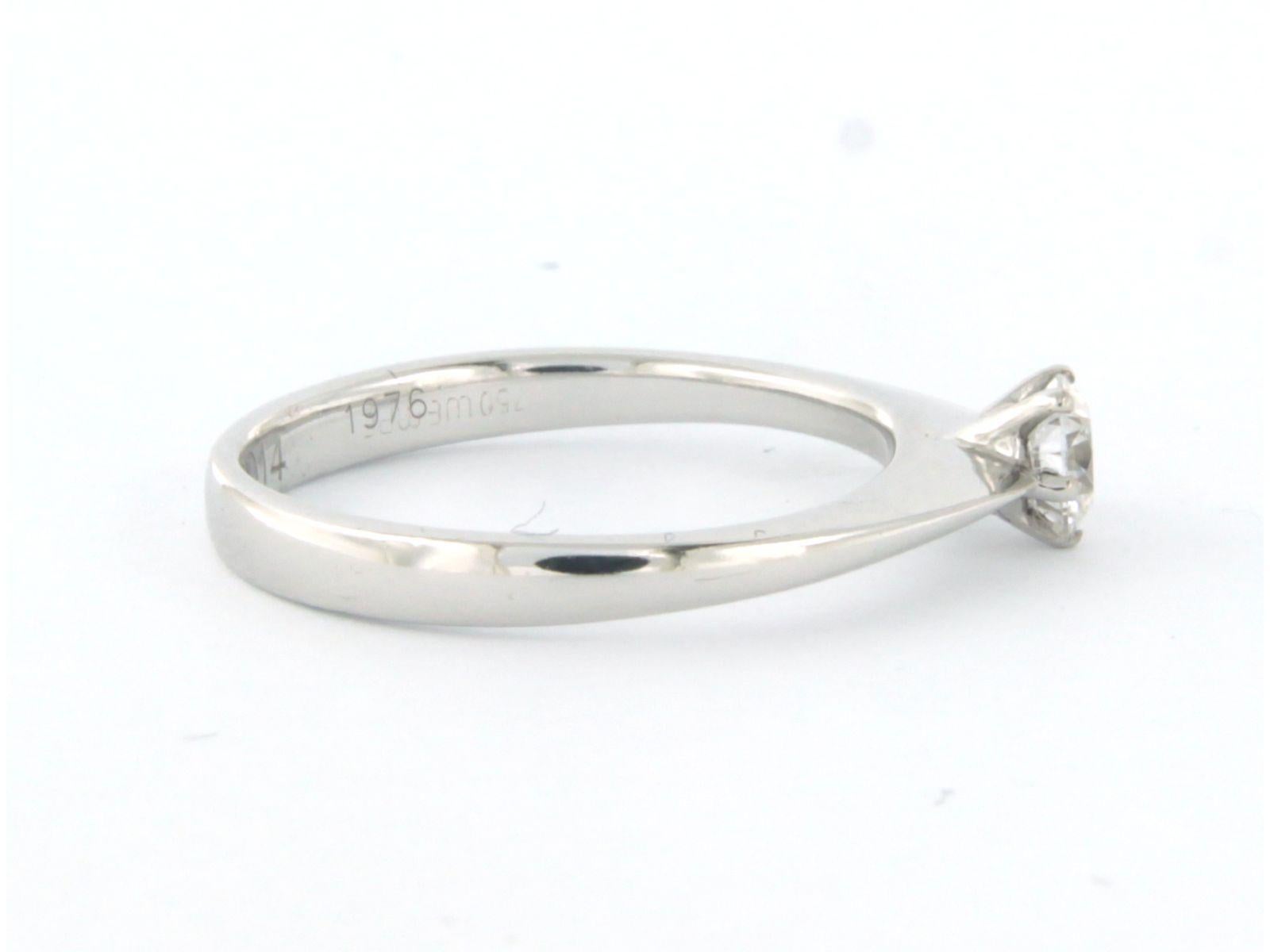 Wempe Solitärring aus 18 Karat Weißgold mit einem Diamanten im Brillantschliff von bis zu 0,30 ct - F/G - SI - Ringgröße US 5.75 - EU 16.25 (51)

Ausführliche Beschreibung

Die Oberseite des Rings ist 4,5 mm breit und 5,5 mm hoch.

Ringgröße US 5.75