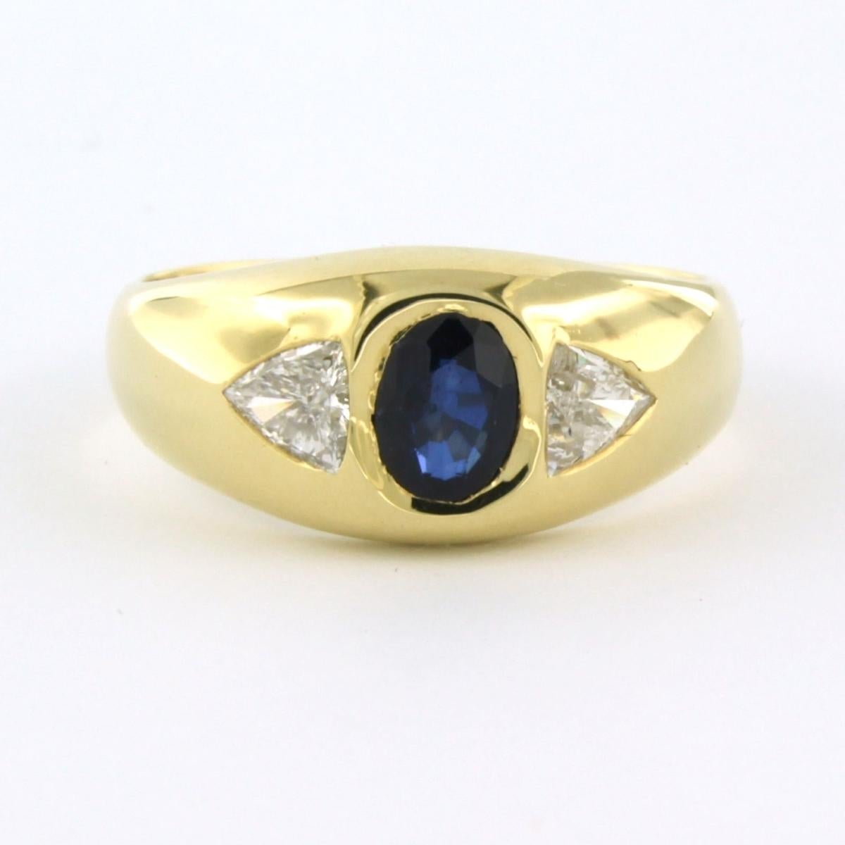 WEMPE - 18k yellow gold ring set with sapphire 1.10ct and triangle cut diamond up to. 0.80ct - ring size US 10.75 - EU. 20.5 (64)

detailed description:

The top of the ring is 1.0 cm wide

Weight 10.8 grams

ring size US 10.75 - EU. 20.5 (64), the