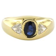 WEMPE - Bague en or jaune 18 carats sertie de saphir 1,10 carat et de diamants taille triangle 