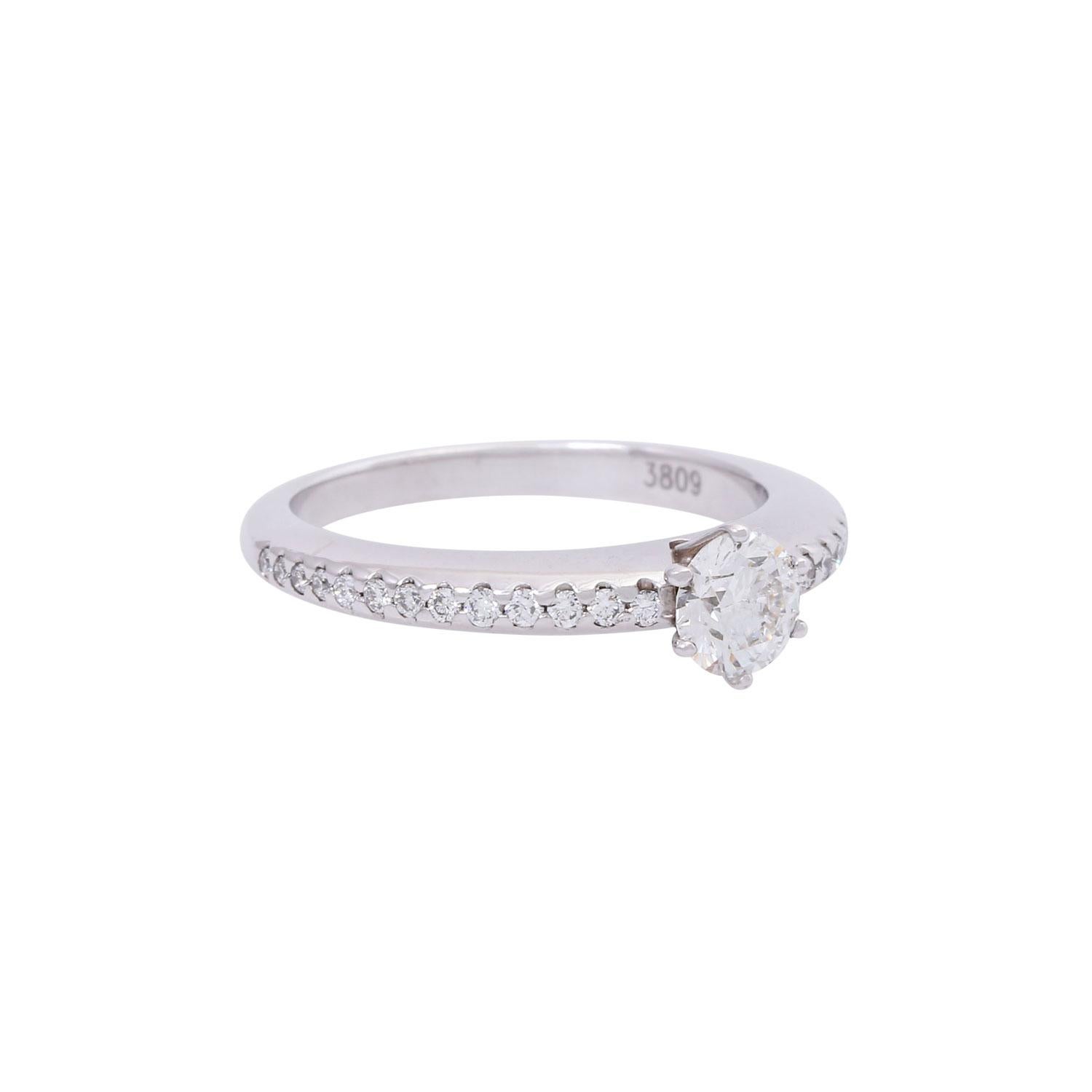 mit Brillant 0,49ct FW (G)/SI und 26 kleinen Brillanten von insgesamt 0,21ct, FW (G)/SI, WG 18K, 5,2g, RW: 54, NP: €5.000, WEMPE Schmucketui und Zertifikat von 08 /2014 beigefügt. 21. Jahrhundert, so gut wie neu, hohe Qualität Juwelier.
