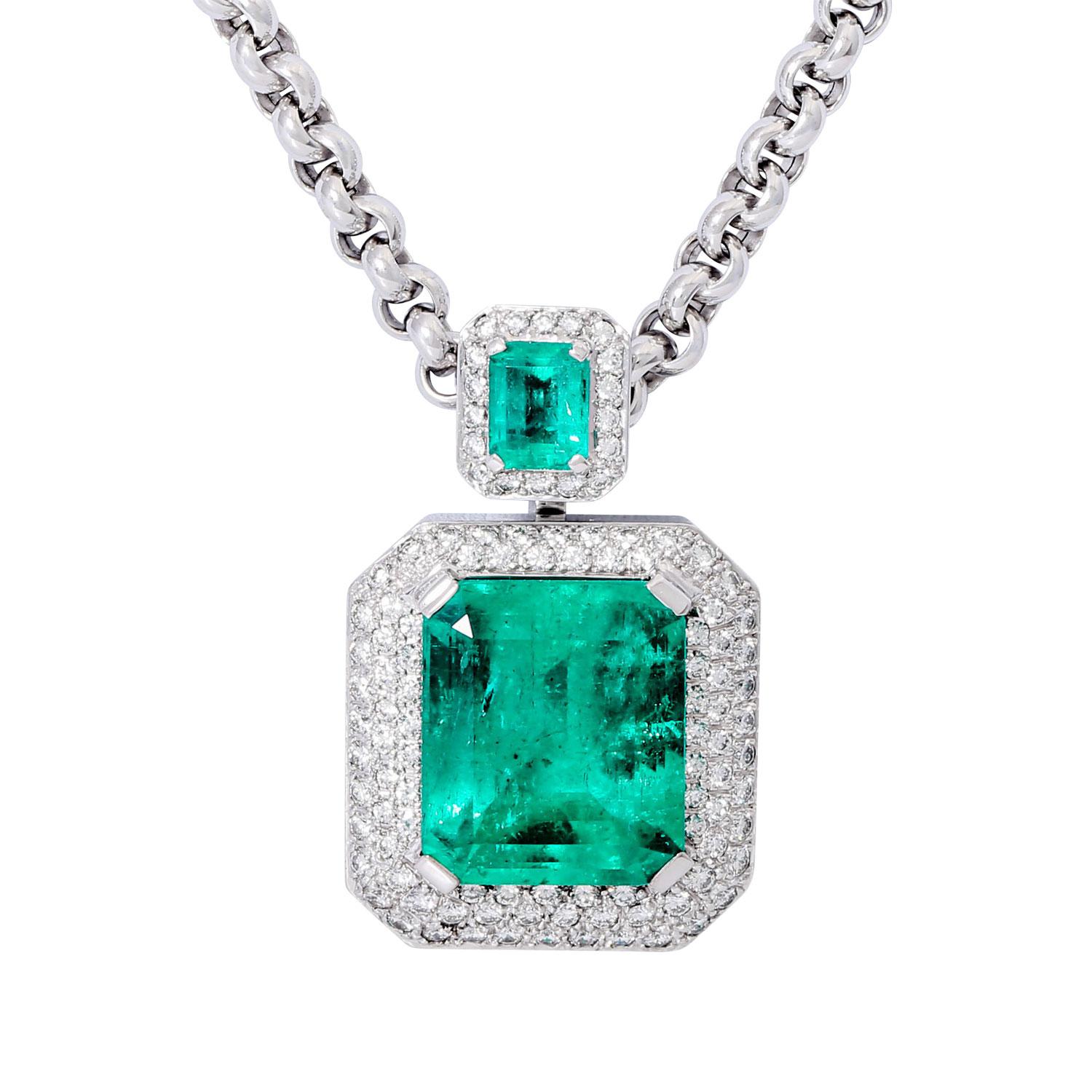 1 kolumbianischer Smaragd von 16,89 ct, 1 kolumbianischer Smaragd von 1 ct, 108 Diamanten im Brillantschliff von insgesamt 1,31 ct, FW (F-G)/IF, NP: ca. €50.000, WG 18K, 48,9 g, Kettenlänge ca. .50 cm, 20./21. Jahrhundert, leichte Gebrauchsspuren,