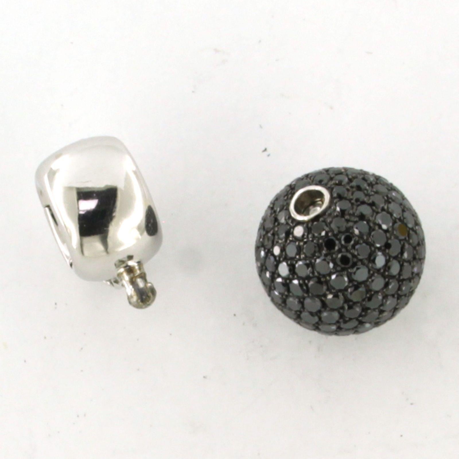 WEMPE Anhänger aus 18 Karat Weißgold, besetzt mit einem schwarzen Diamanten im Brillantschliff, insgesamt ca. 3,20ct - 10,2 Gramm
enthalten: Wempe-Echtheitszertifikat

Ausführliche Beschreibung

die Größe des Anhängers ist 2,6 cm hoch und 1,4 cm