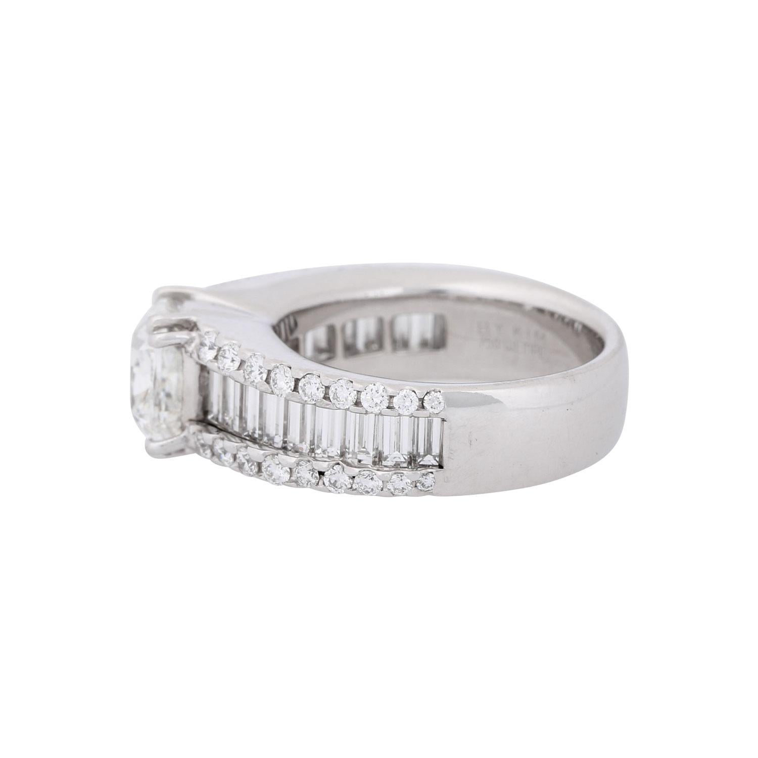 Wempe Ring with Cushion-Cut Diamond In Excellent Condition For Sale In Stuttgart, BW