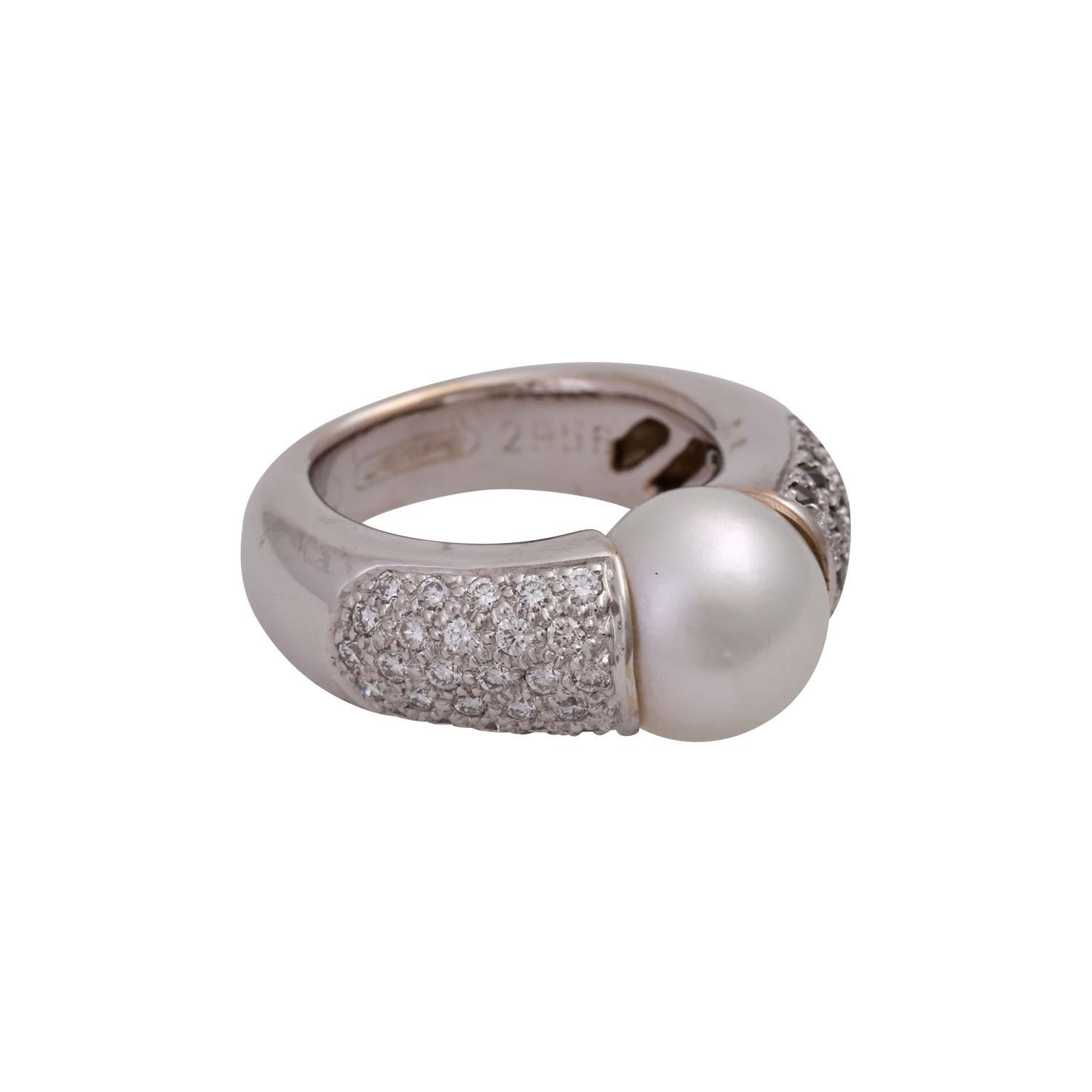 ca. 11 mm, 26 Brillanten gesamt ca. 0,52 ct G/IF, 26 schwarze Brillanten behandelt. zusammen ca. 0,52 ct, WG 18K, RW: 57,5, Wempe Zertifikat (2008), Originaletui vorhanden
