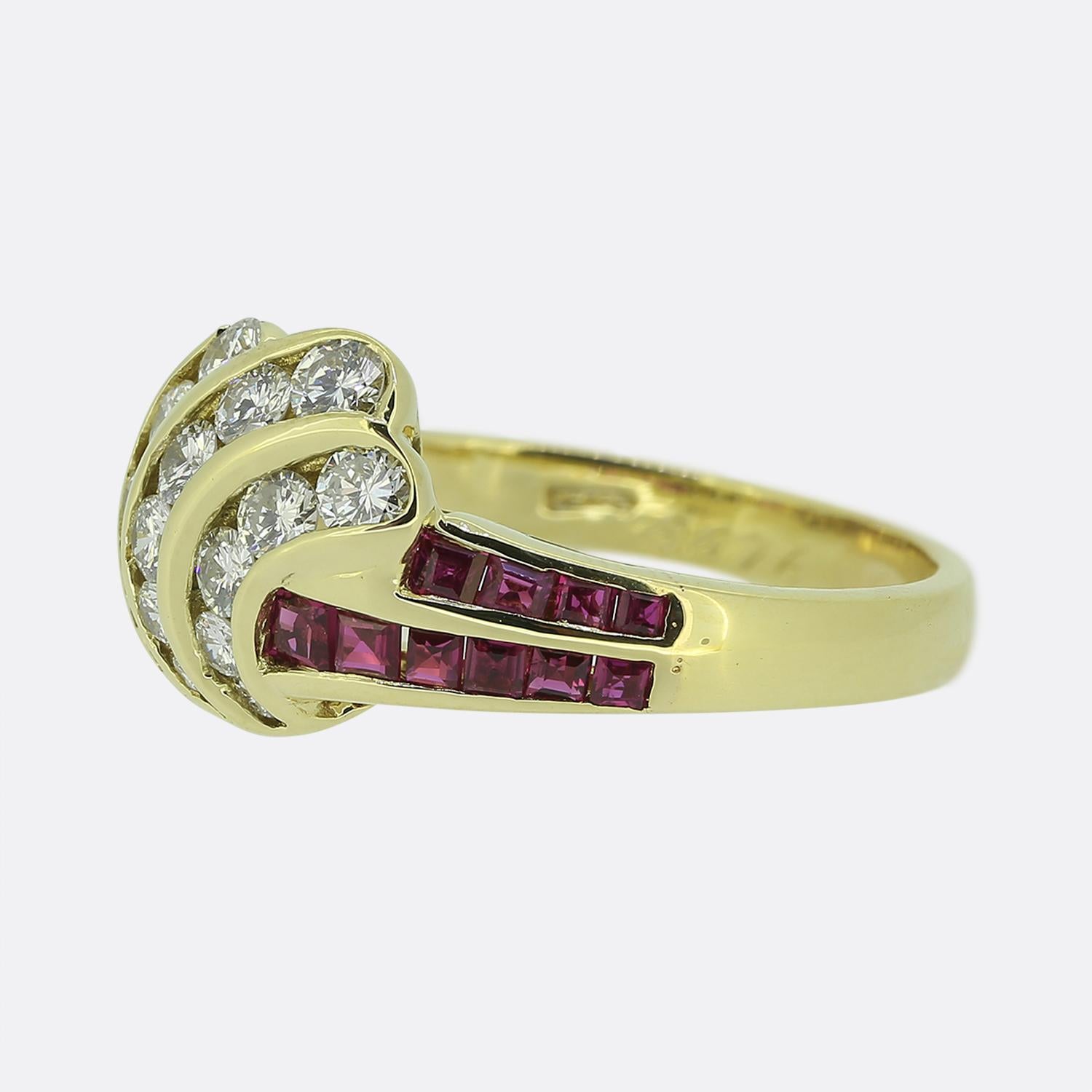 Ecco un meraviglioso e raro anello del designer di gioielli di lusso Wempe. L'anello è realizzato in oro giallo 18 carati con diamanti rotondi taglio brillante al centro e rubini incastonati sulle spalle.

Condit: Usato (Molto Buono)
Peso: 5,4