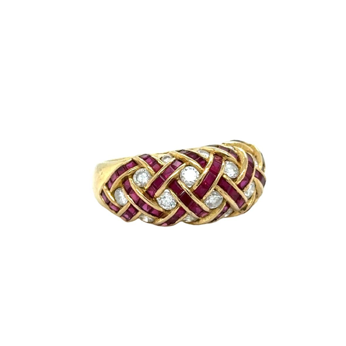 Un magnifique modèle de la célèbre maison Wempe, qui fabrique de magnifiques bijoux en Allemagne depuis 1878. La bague est fabriquée en or jaune 18 carats et met en valeur des rubis de taille carrée, hachurés dans l'or, posés sur des diamants ronds