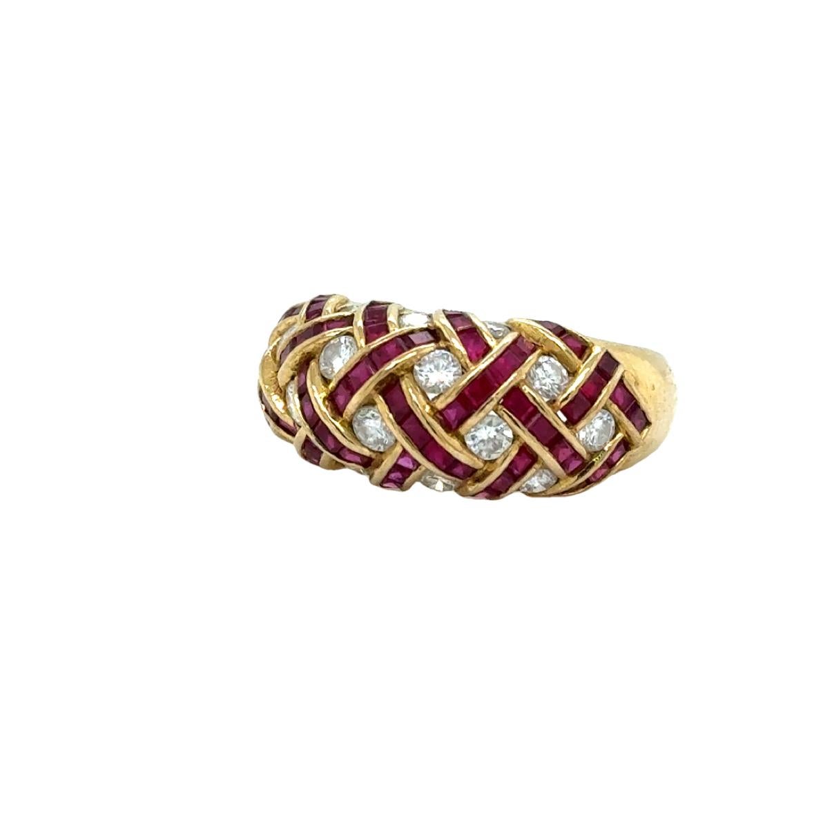 Contemporain WEMPE, bague jonc en or jaune 18 carats avec croix hachurée en rubis et diamants en vente