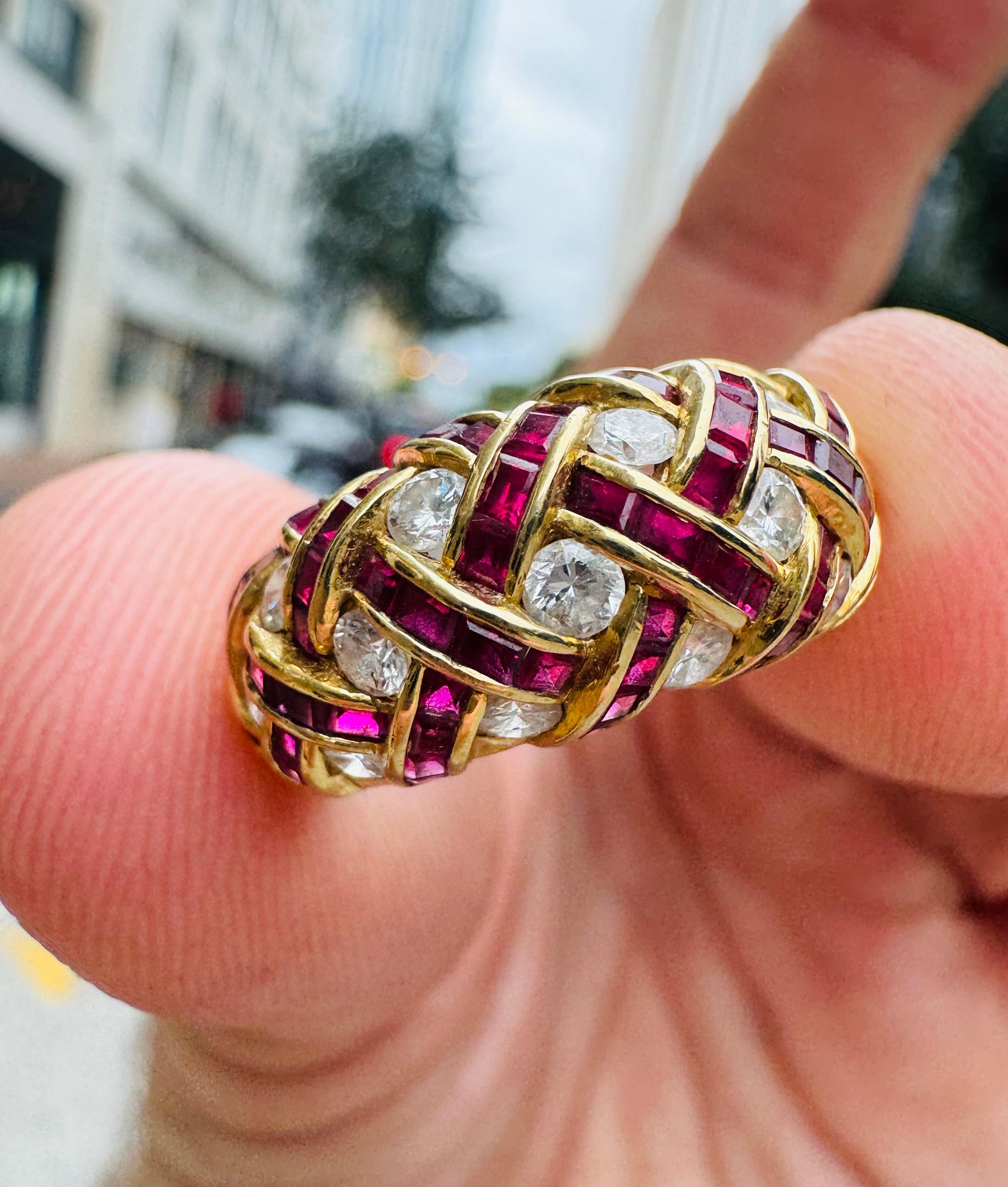 Taille mixte WEMPE, bague jonc en or jaune 18 carats avec croix hachurée en rubis et diamants en vente