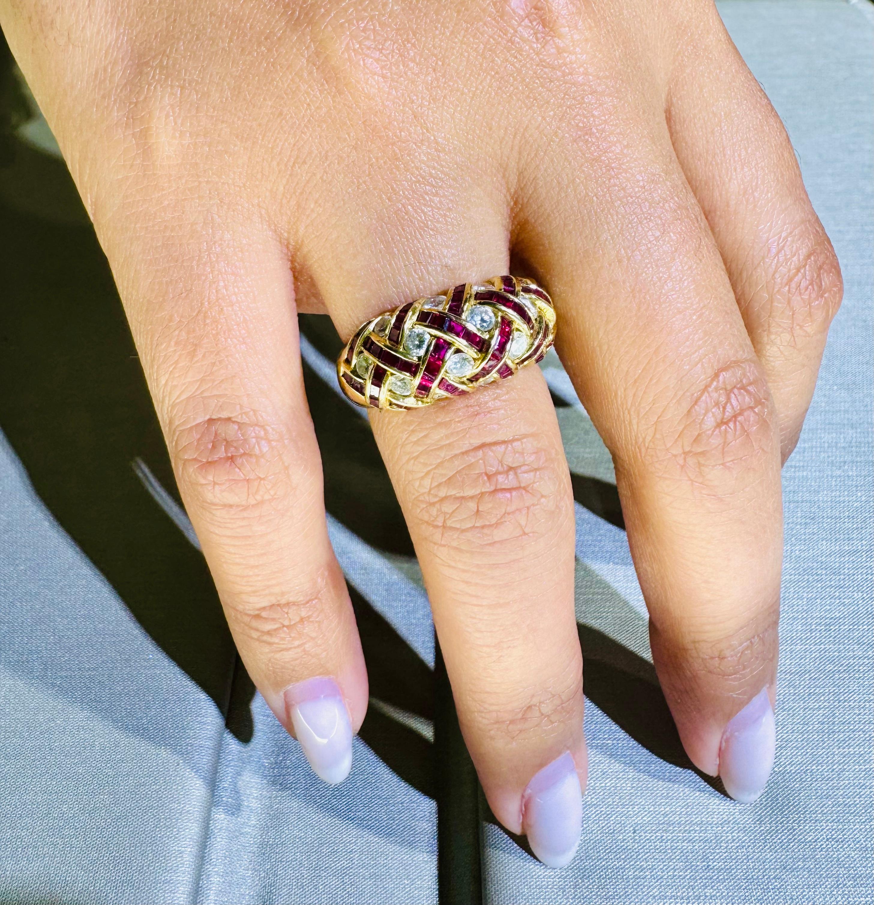 WEMPE, bague jonc en or jaune 18 carats avec croix hachurée en rubis et diamants Excellent état - En vente à MIAMI, FL