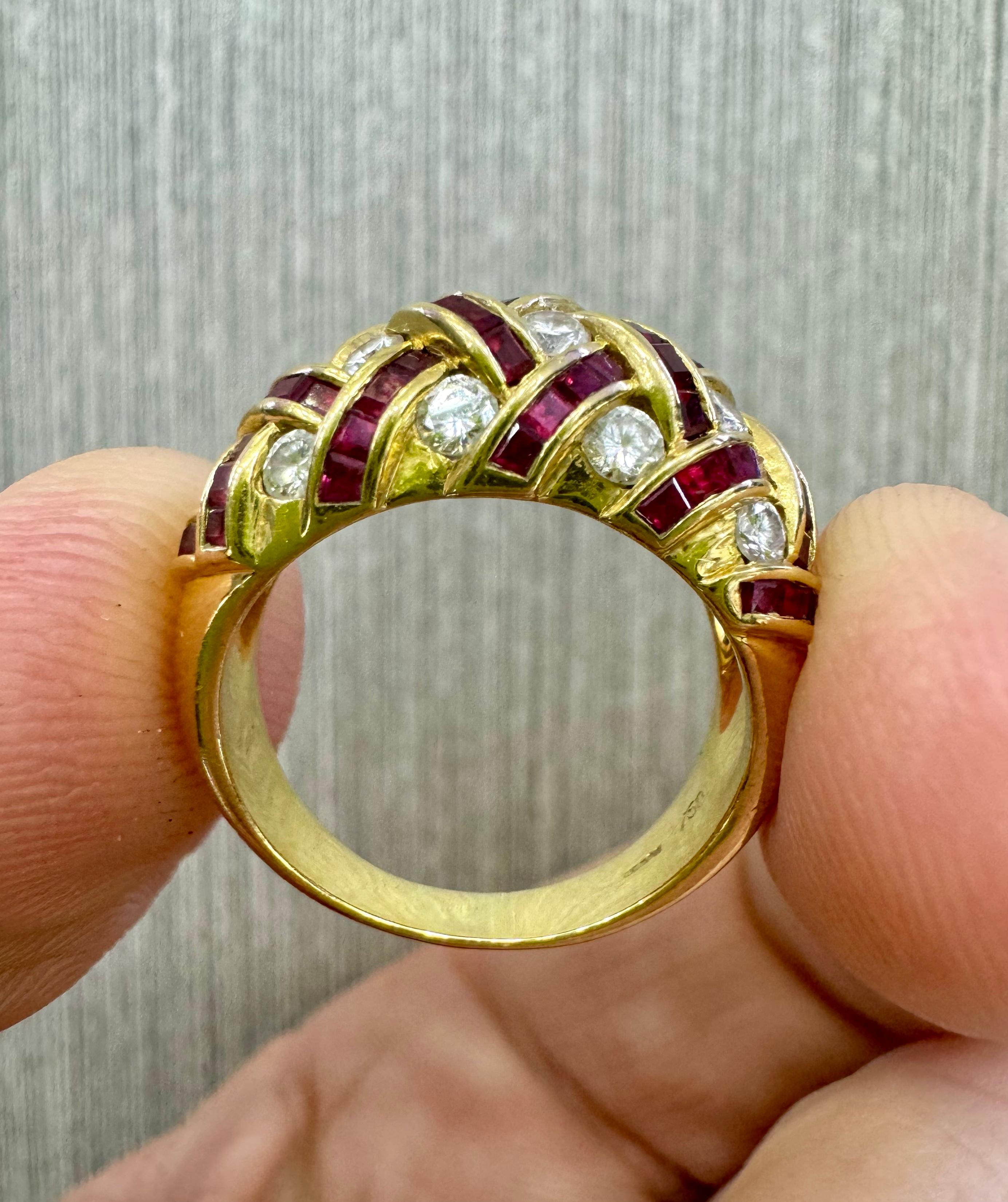 WEMPE, bague jonc en or jaune 18 carats avec croix hachurée en rubis et diamants Unisexe en vente