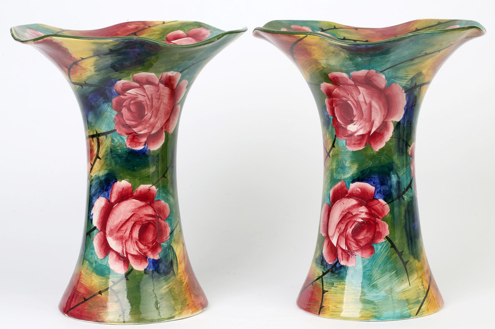 Wemyss Großes Paar Lady Eva Jazzy Muster handbemalte Vasen im Angebot 3