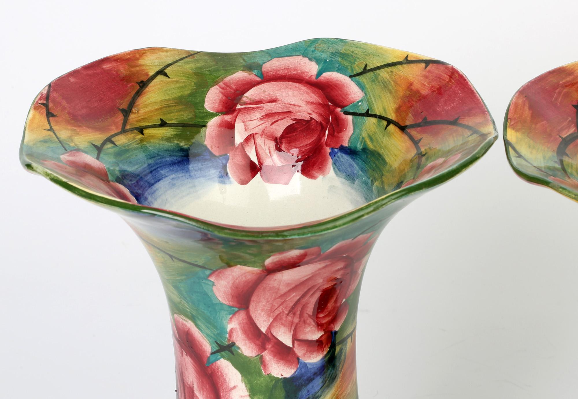 Wemyss Großes Paar Lady Eva Jazzy Muster handbemalte Vasen (Handbemalt) im Angebot