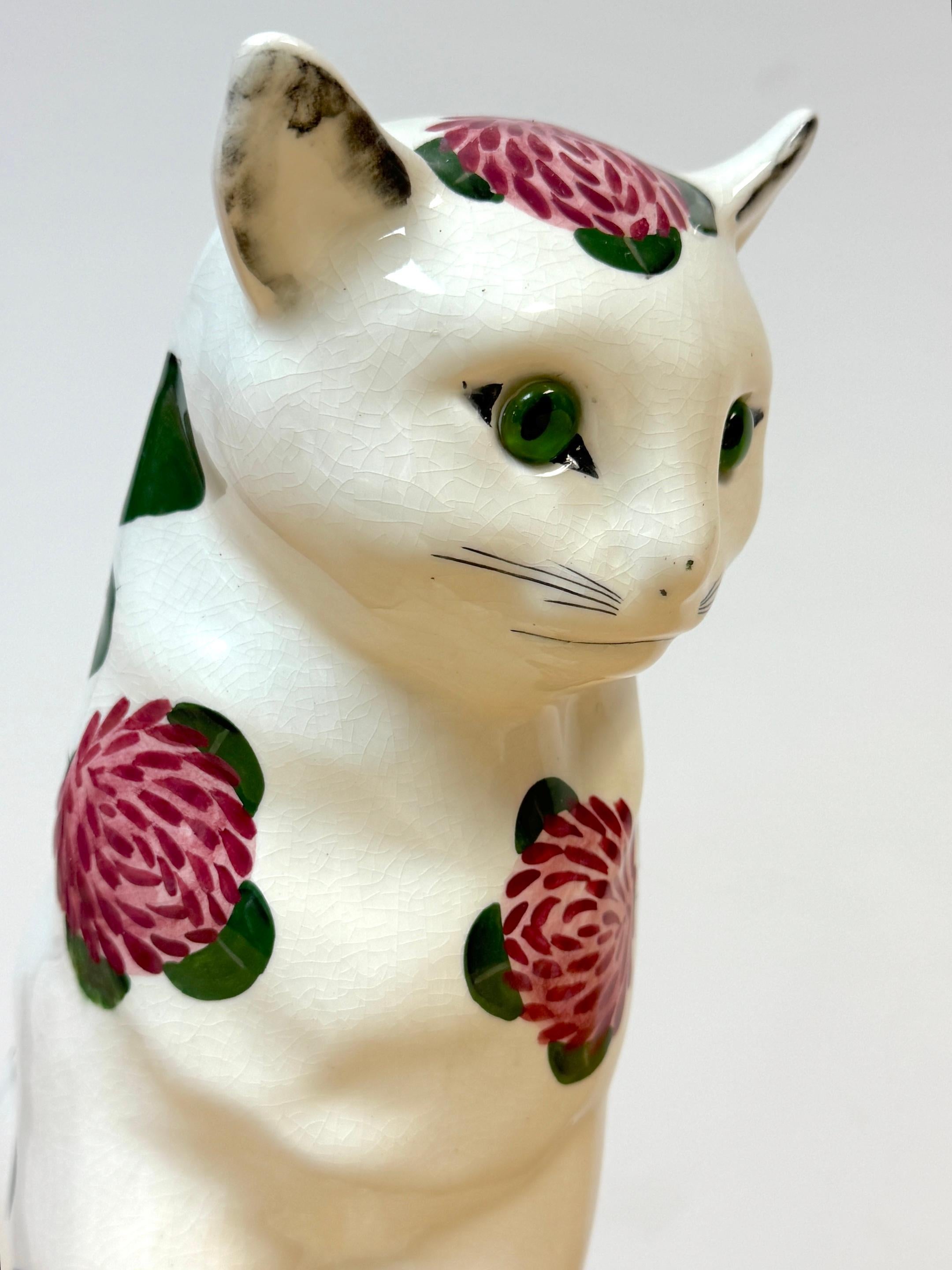 Gato de cerámica Wemyss Ware/Plichta con decoración de crisantemos y ojos de cristal en venta 3