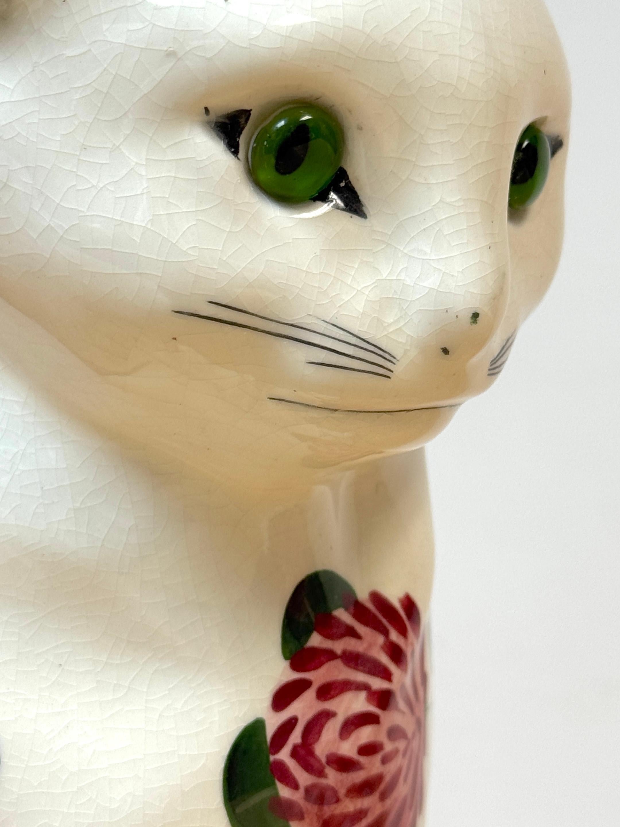 Gato de cerámica Wemyss Ware/Plichta con decoración de crisantemos y ojos de cristal en venta 4