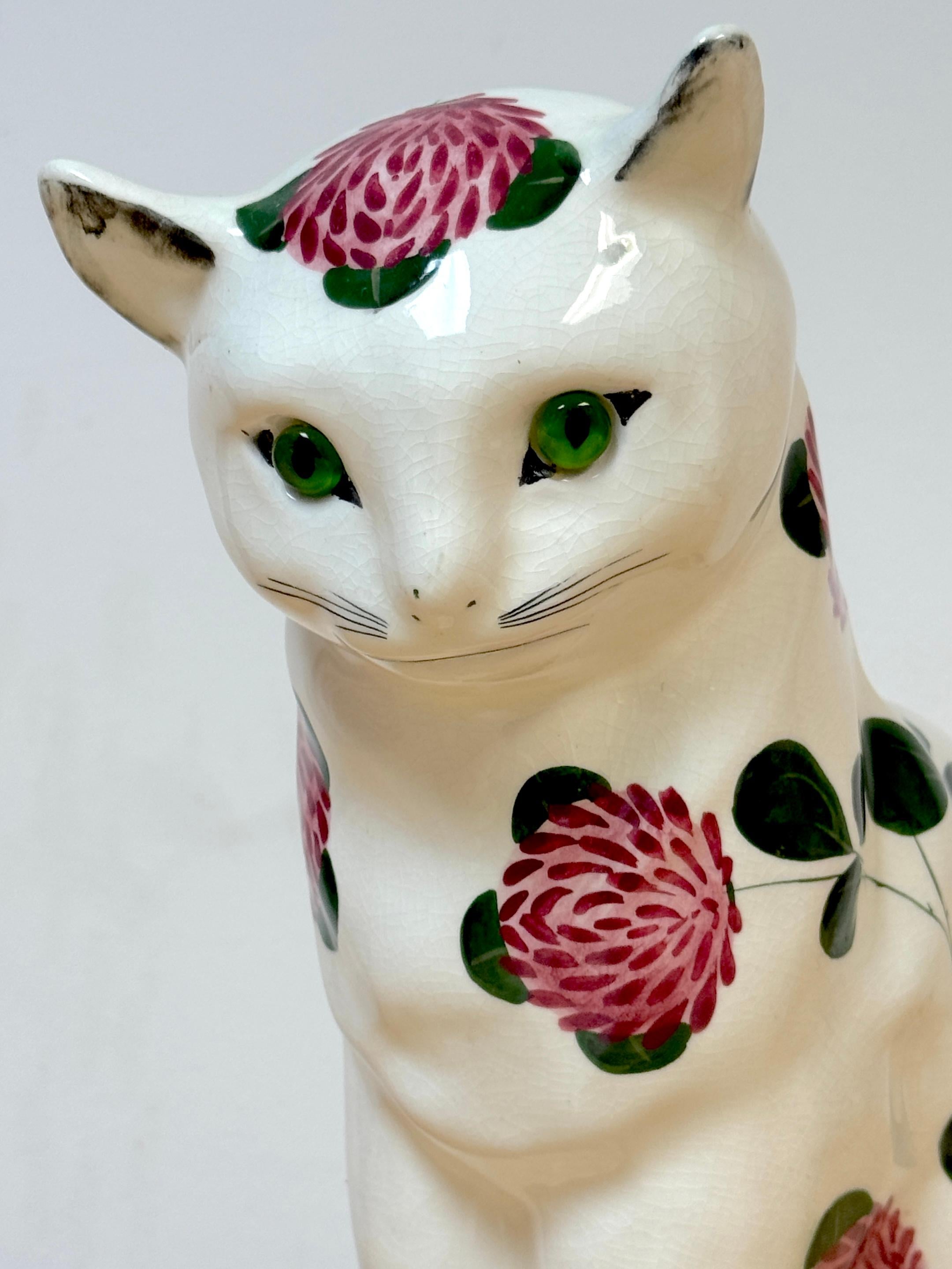 Gato de cerámica Wemyss Ware/Plichta con decoración de crisantemos y ojos de cristal Moderno en venta