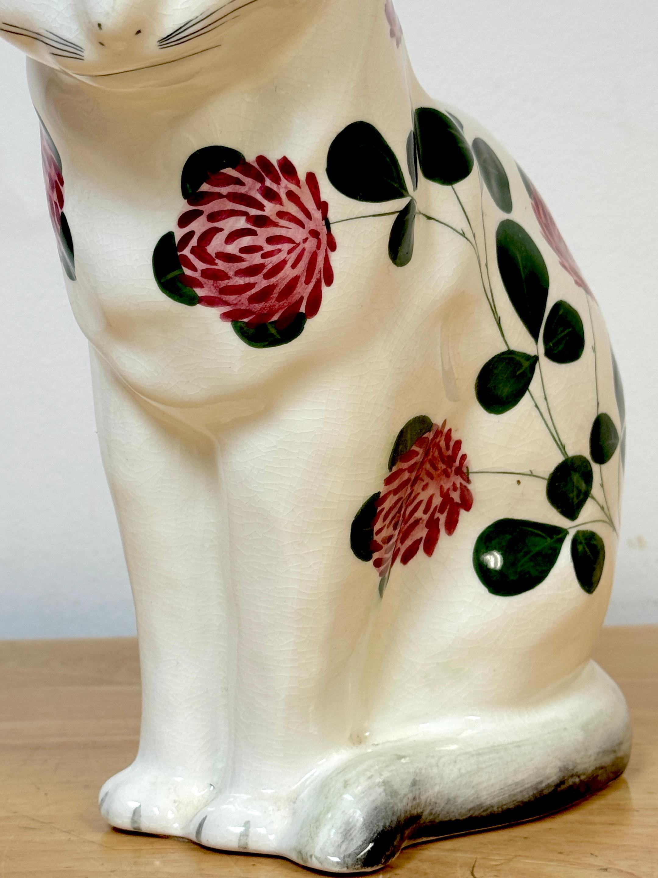 Gato de cerámica Wemyss Ware/Plichta con decoración de crisantemos y ojos de cristal Inglés en venta