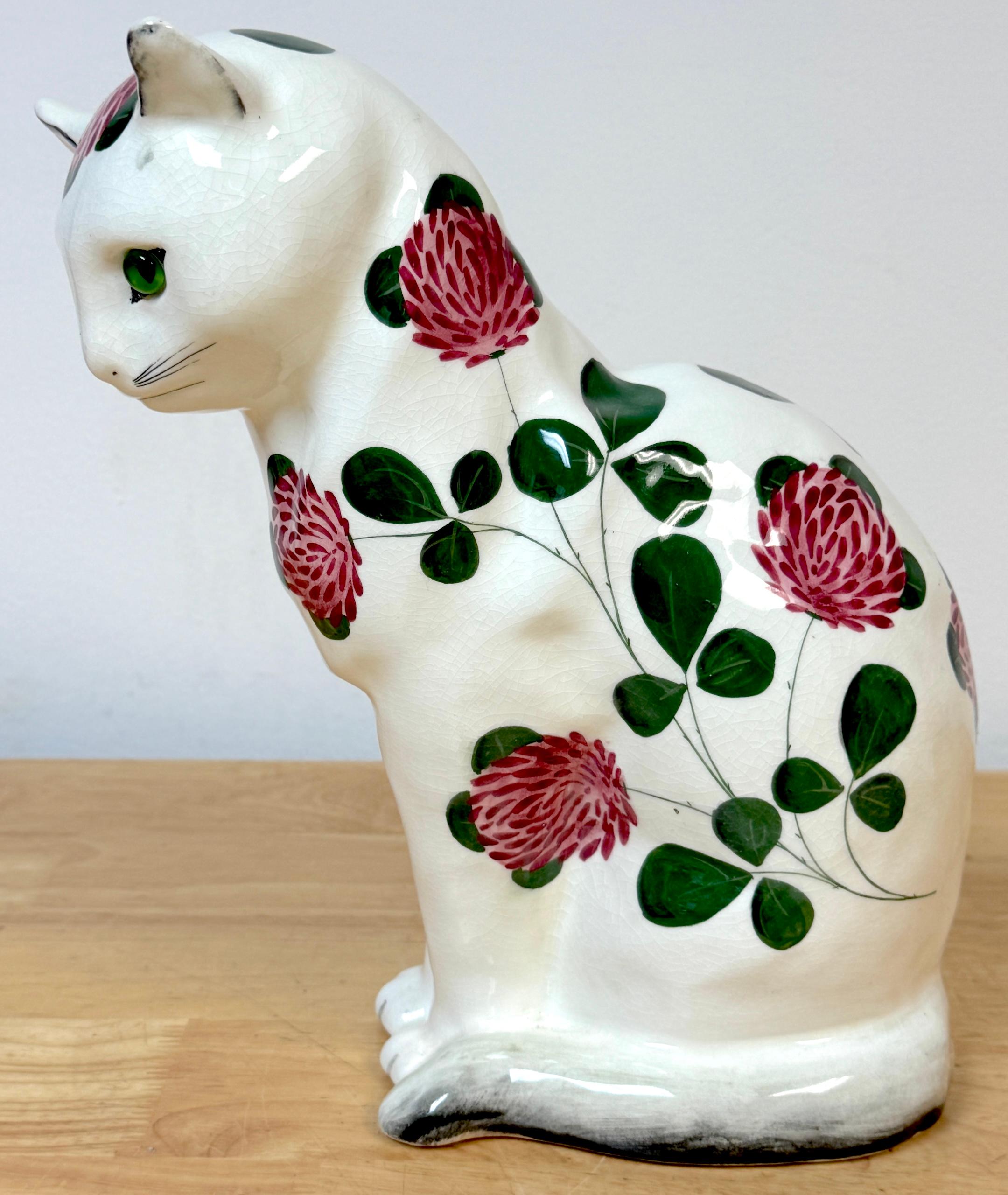 Gato de cerámica Wemyss Ware/Plichta con decoración de crisantemos y ojos de cristal Pintado a mano en venta