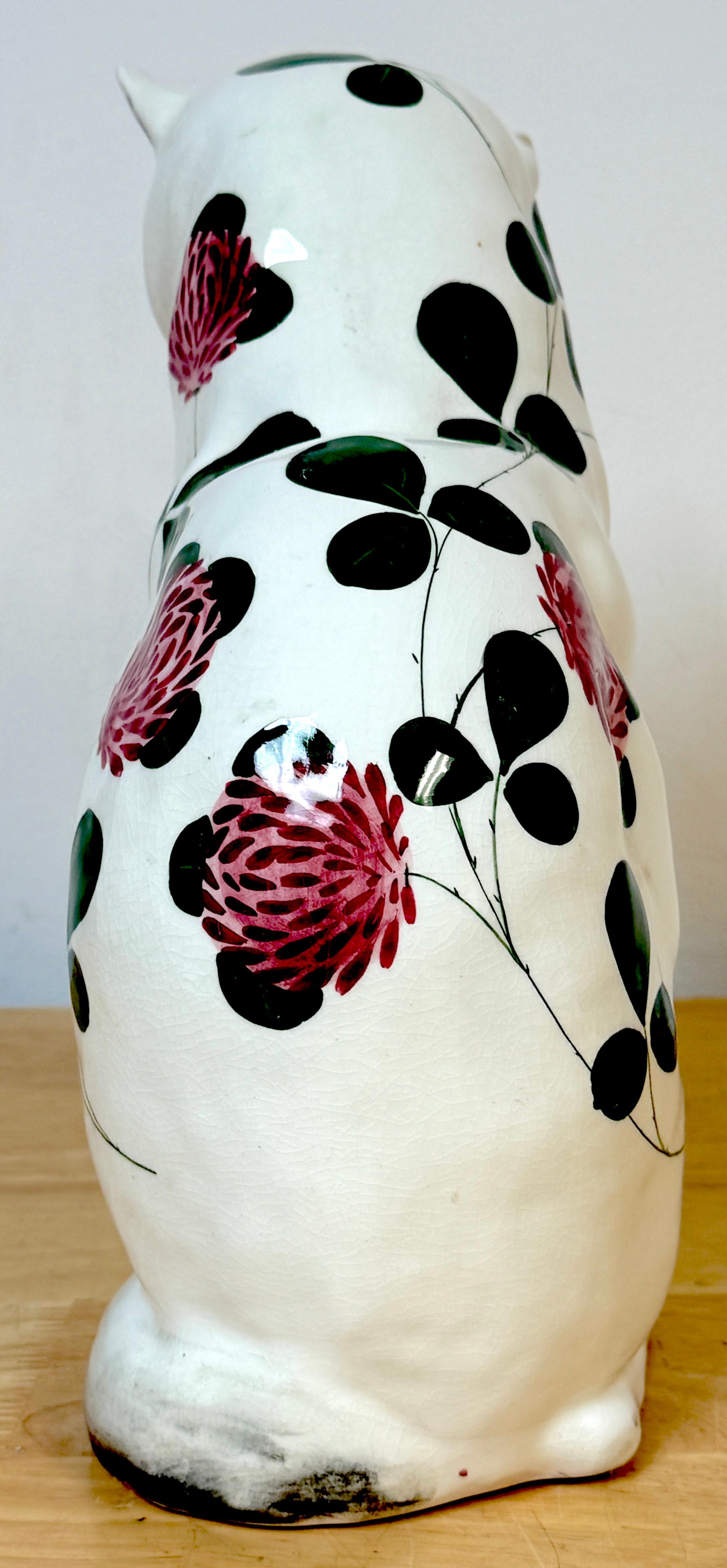 Gato de cerámica Wemyss Ware/Plichta con decoración de crisantemos y ojos de cristal siglo XX en venta