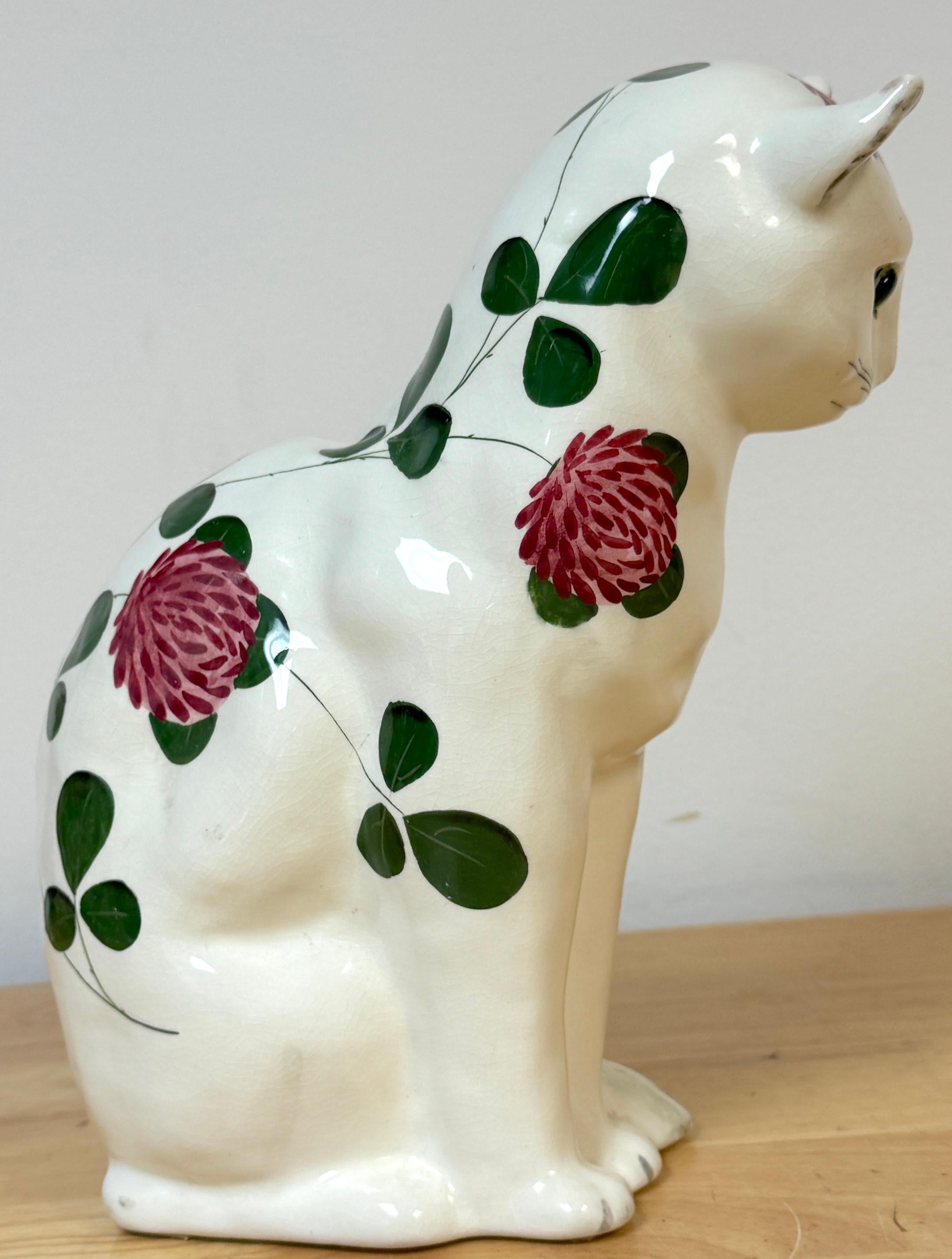Gato de cerámica Wemyss Ware/Plichta con decoración de crisantemos y ojos de cristal en venta 1