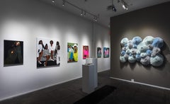 Jeune fille avec une robe dorée