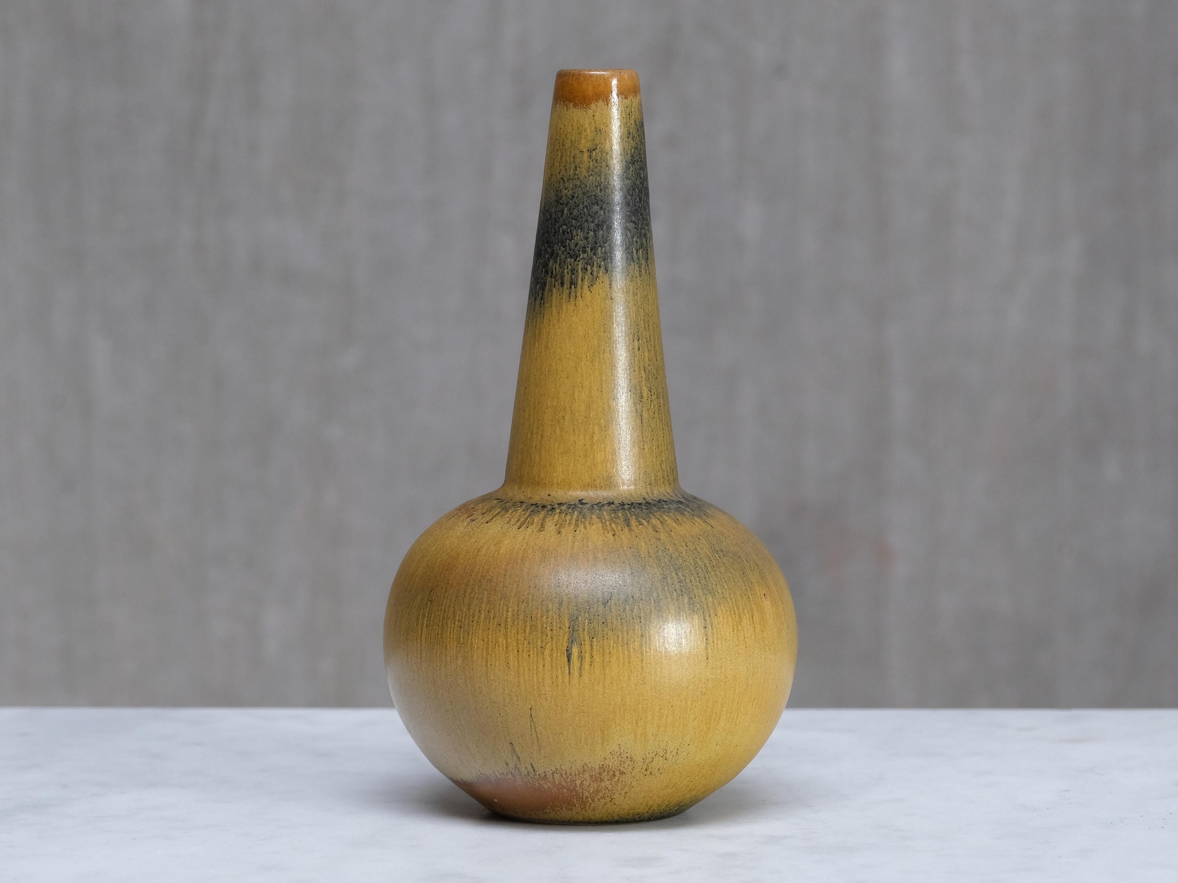 Questo eccezionale vaso in gres è stato creato dal famoso maestro ceramista tedesco Wendelin Stahl (1922-2000). Il pezzo è firmato sul lato inferiore con 