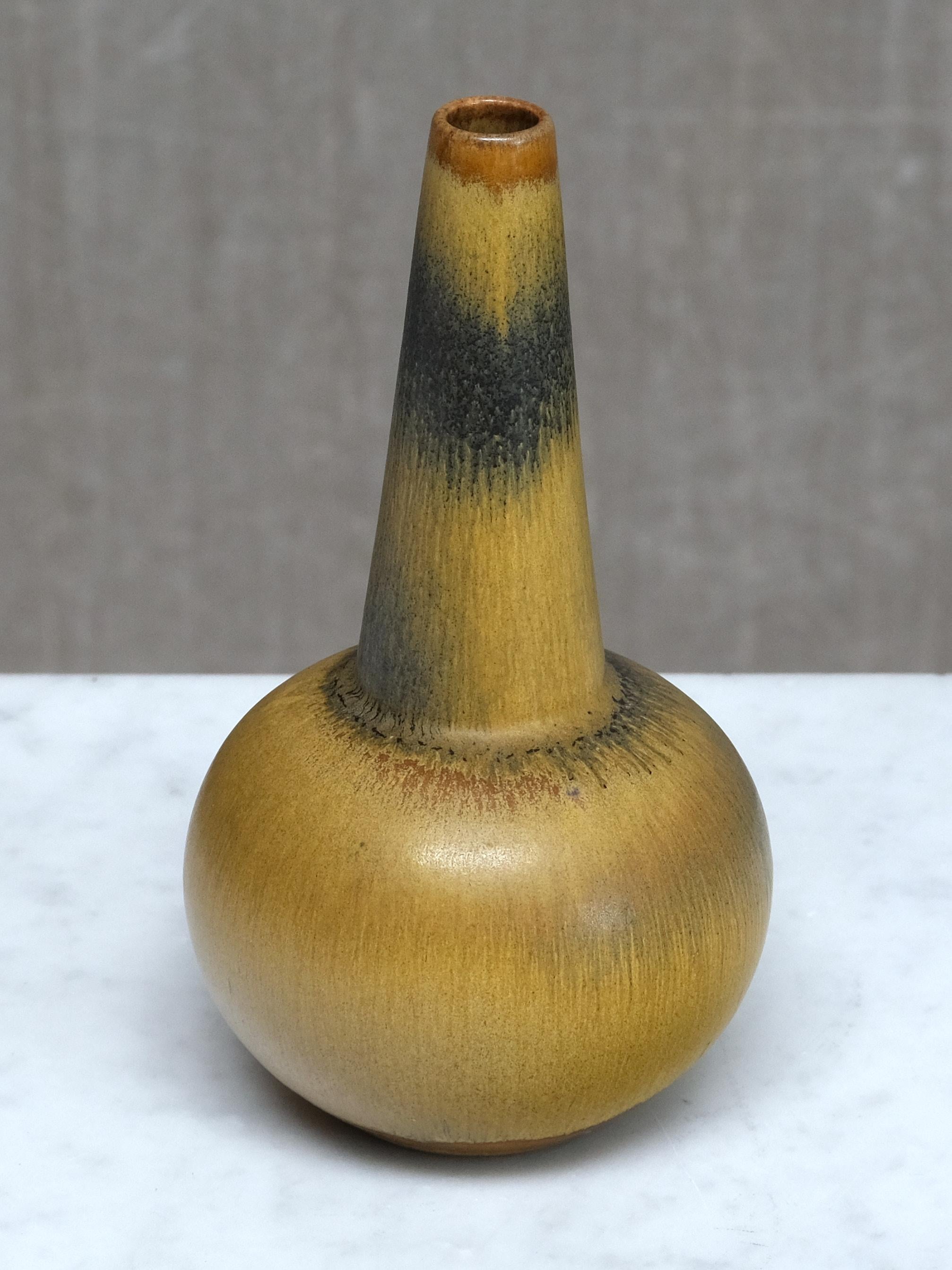 Mid-Century moderno Vaso in gres di Wendelin Stahl, smalto giallo e nero con pelliccia di lepre, Germania, anni '60 in vendita