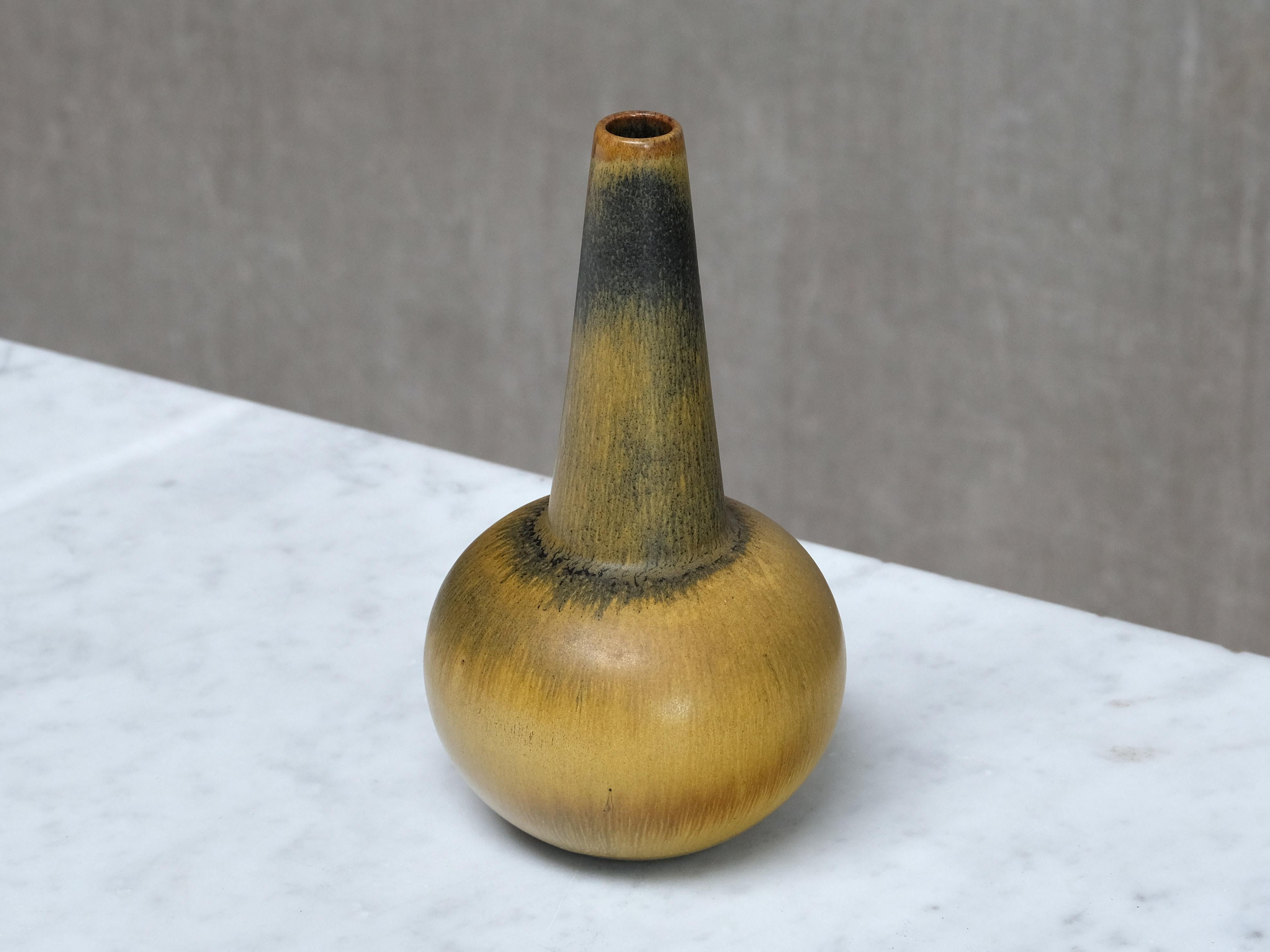 Tedesco Vaso in gres di Wendelin Stahl, smalto giallo e nero con pelliccia di lepre, Germania, anni '60 in vendita