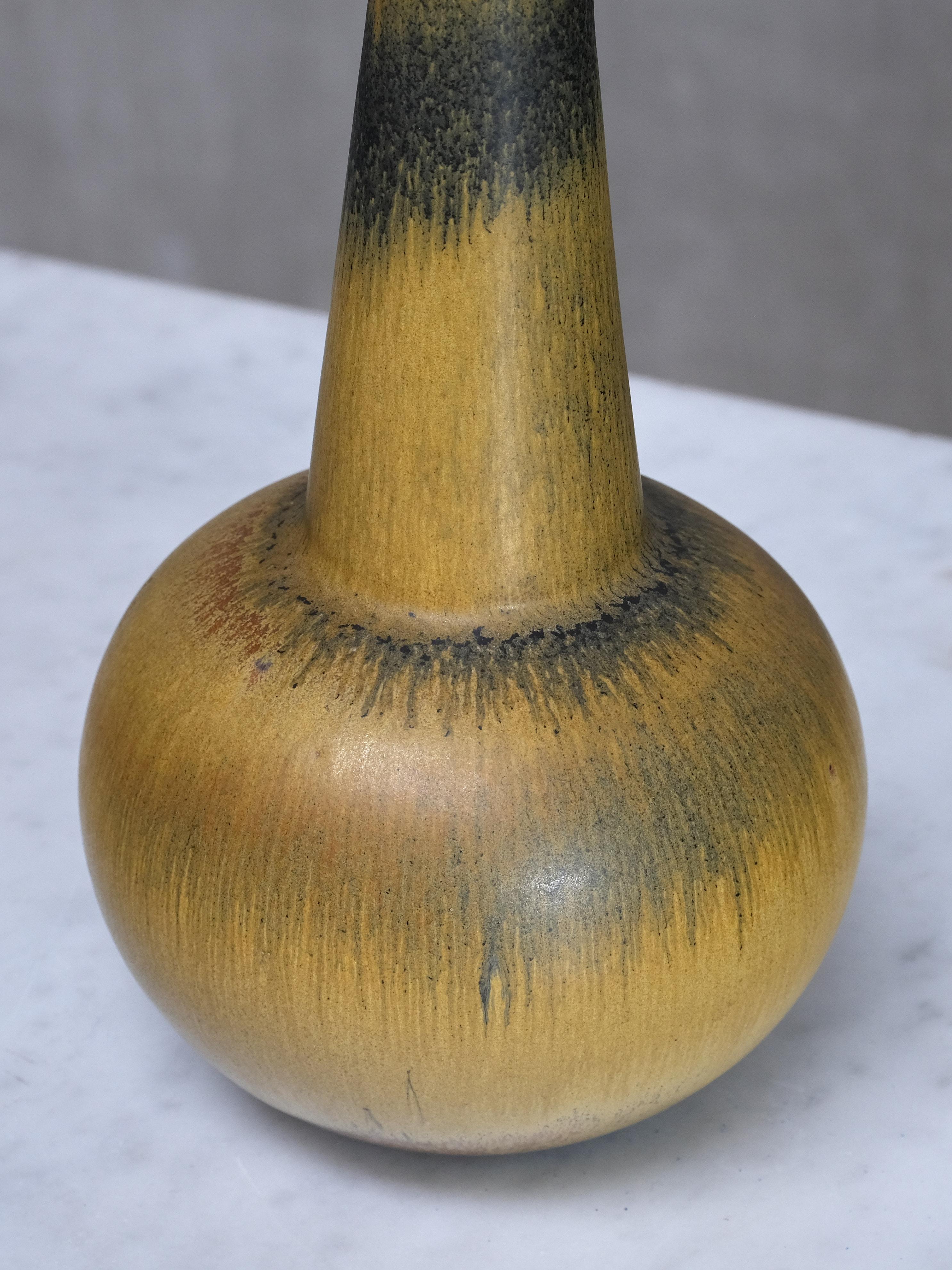 Smaltato Vaso in gres di Wendelin Stahl, smalto giallo e nero con pelliccia di lepre, Germania, anni '60 in vendita