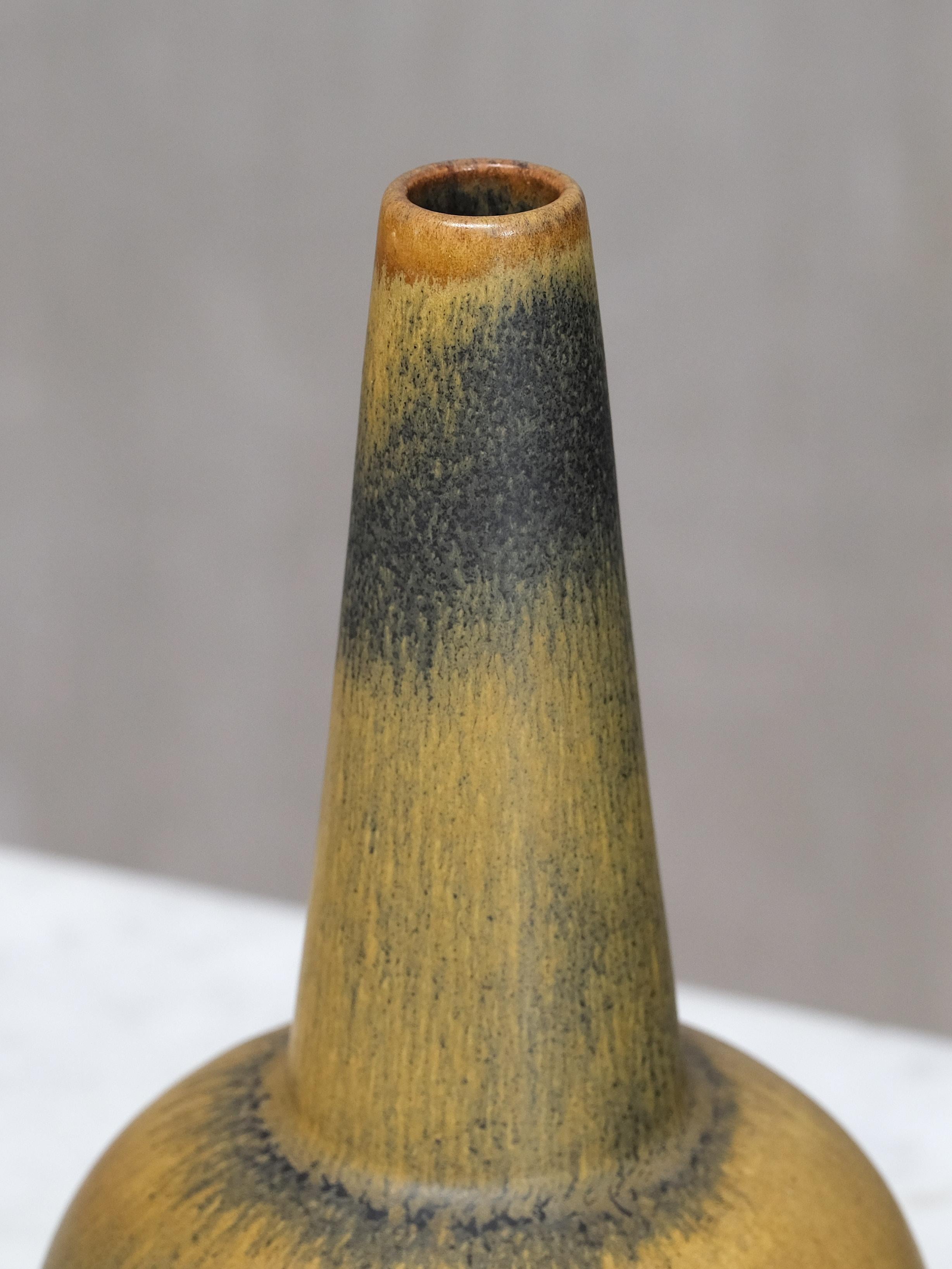 Metà XX secolo Vaso in gres di Wendelin Stahl, smalto giallo e nero con pelliccia di lepre, Germania, anni '60 in vendita