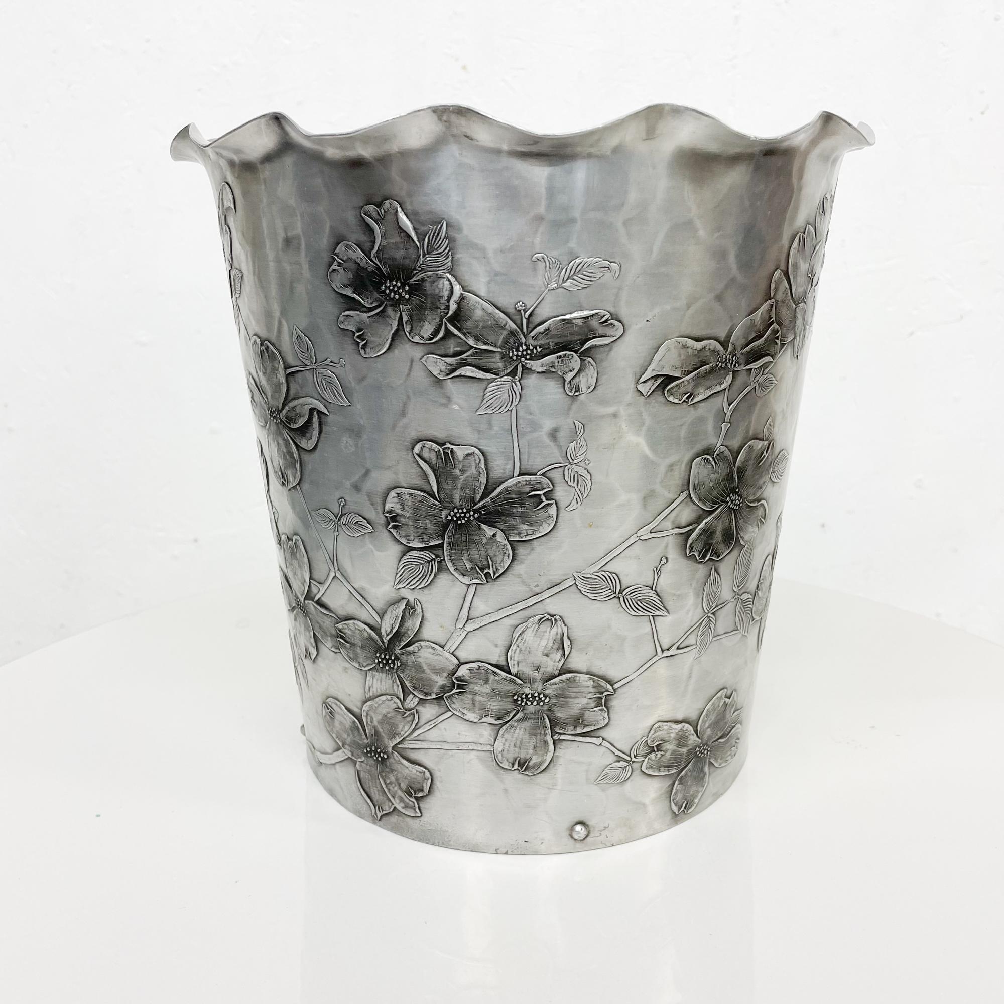 Waste basket
By Wendell August forge decorative scalloped dogwood waste basket trash can 1960s
Handmade hammered aluminum and riveted art iron.
Measures: 10.25 tall x 10.5 inches
Maker stamped Grove City PA
Original preowned unrestored very