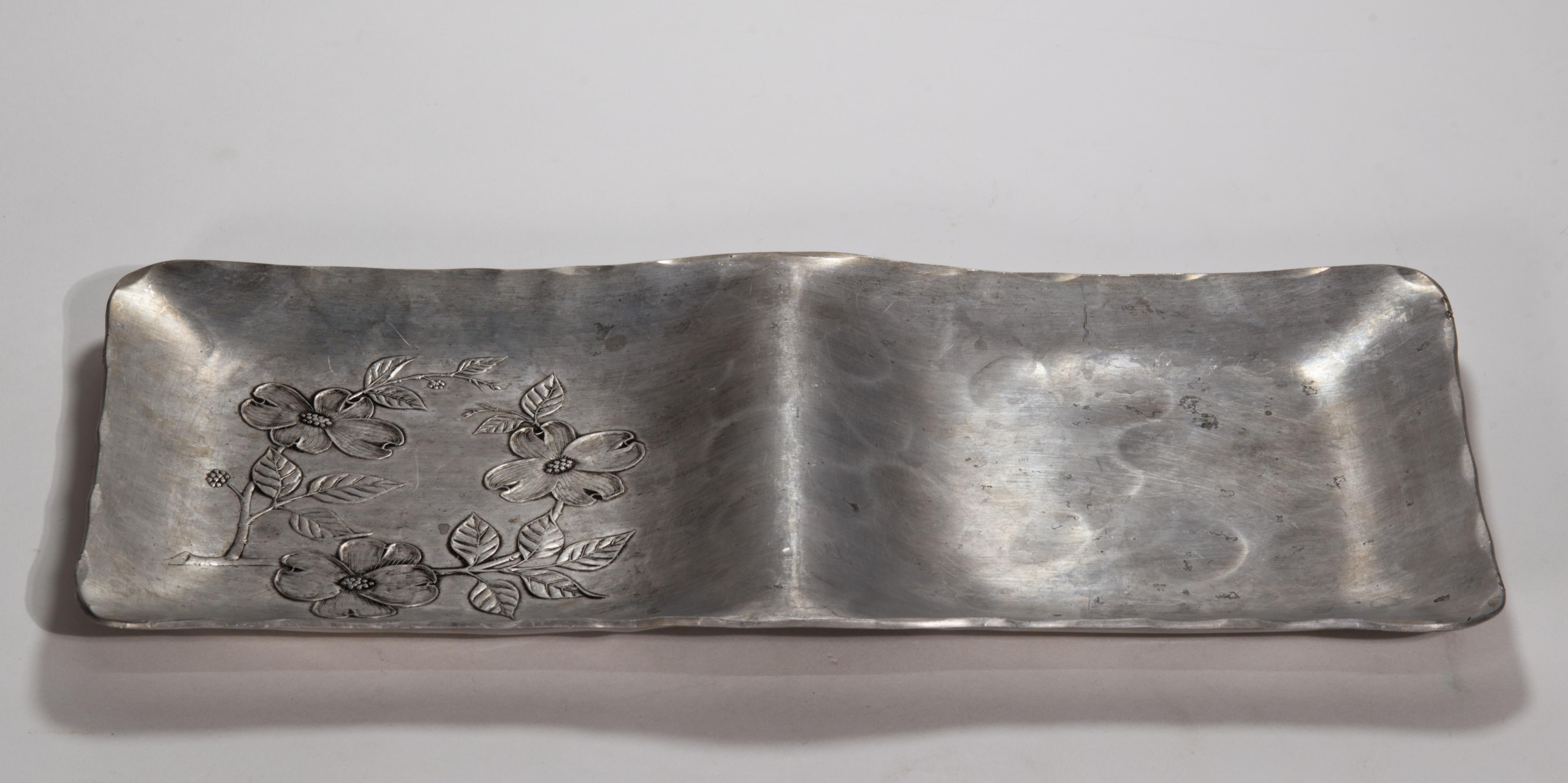  Vintage hammered aluminum rectangular tray features Dogwood decor in Mid Century Modern style. Large, highly detailed flowers, branches, and leaves decorate one half of the divided tray, with another half left plain; the rim of the tray is