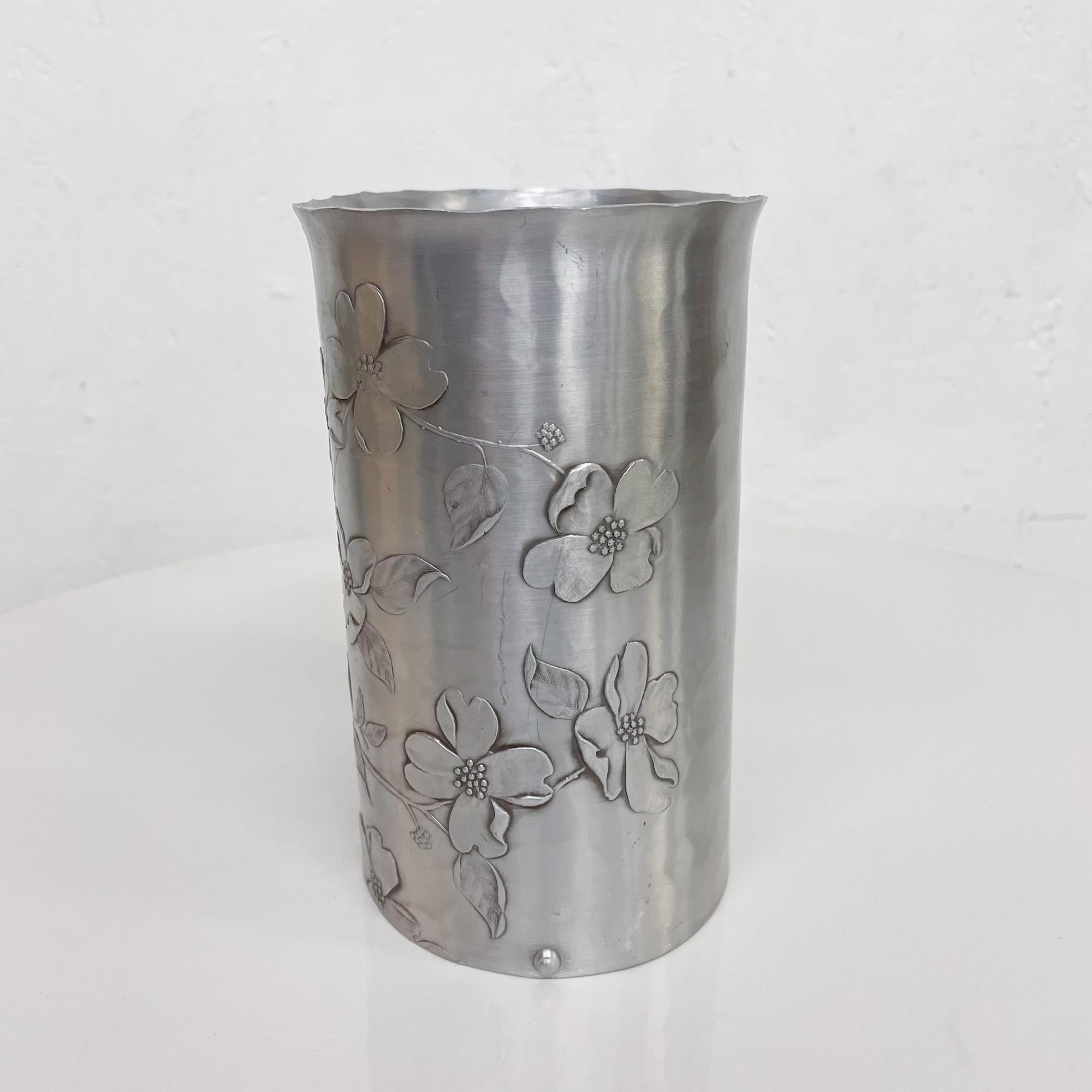 Wendell August Forge Petite Dogwood Wastebasket Hammered Aluminum Grove City PA In Good Condition In Chula Vista, CA