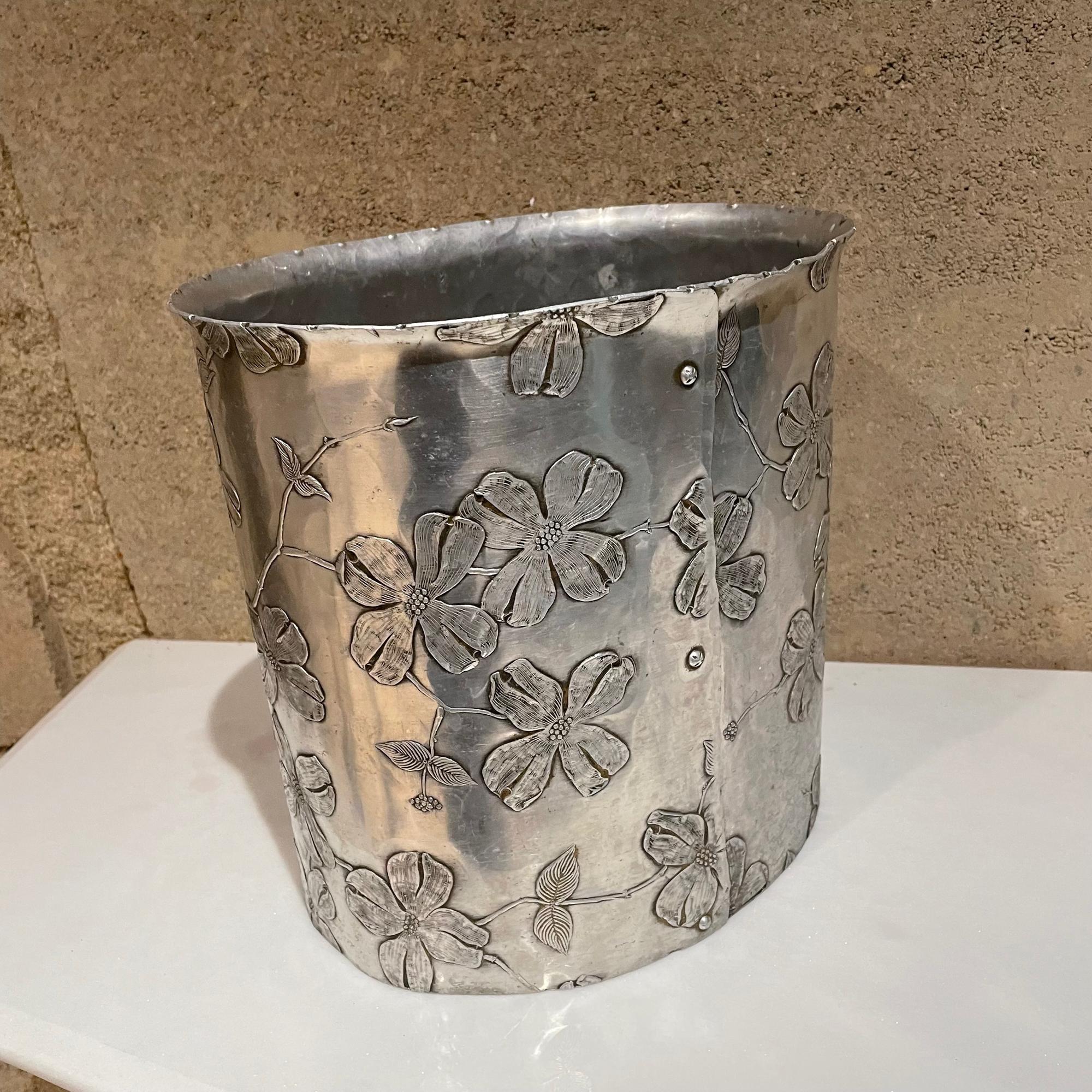 Wendell August Forge Pretty Dogwood Waste Basket Hammered Aluminum Grove City PA In Good Condition In Chula Vista, CA