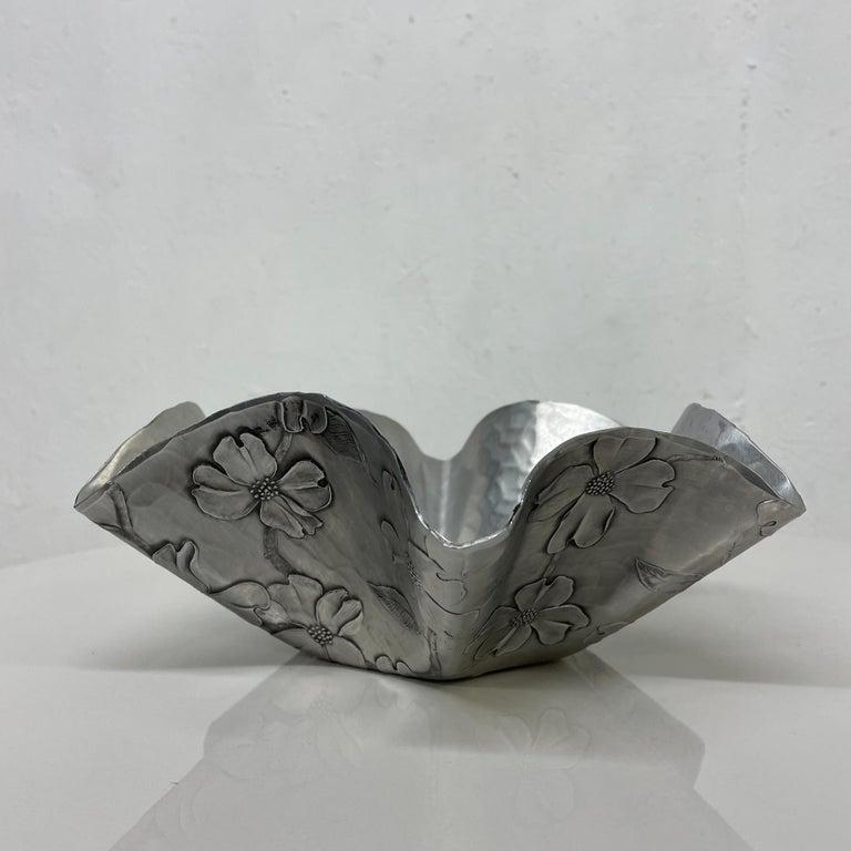 Ciotola scultorea in alluminio martellato realizzata a mano da Wendell August Forge. 
Grove City, Pennsylvania 
Meravigliosi fiori di corniolo
3,88 H. x 10,5 diam.
Originale usato in ottime condizioni. 
Fare riferimento alle immagini per favore.