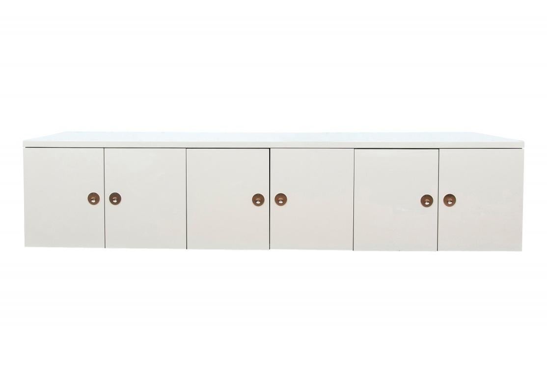 Une incroyable armoire de l'initiateur du mouvement Art Furniture. Monogramme en bas à gauche. Une belle armoire laquée sur mesure à six portes, montée sur une base en bois clair, reposant sur des pieds carrés effilés, trois de chaque côté. Les