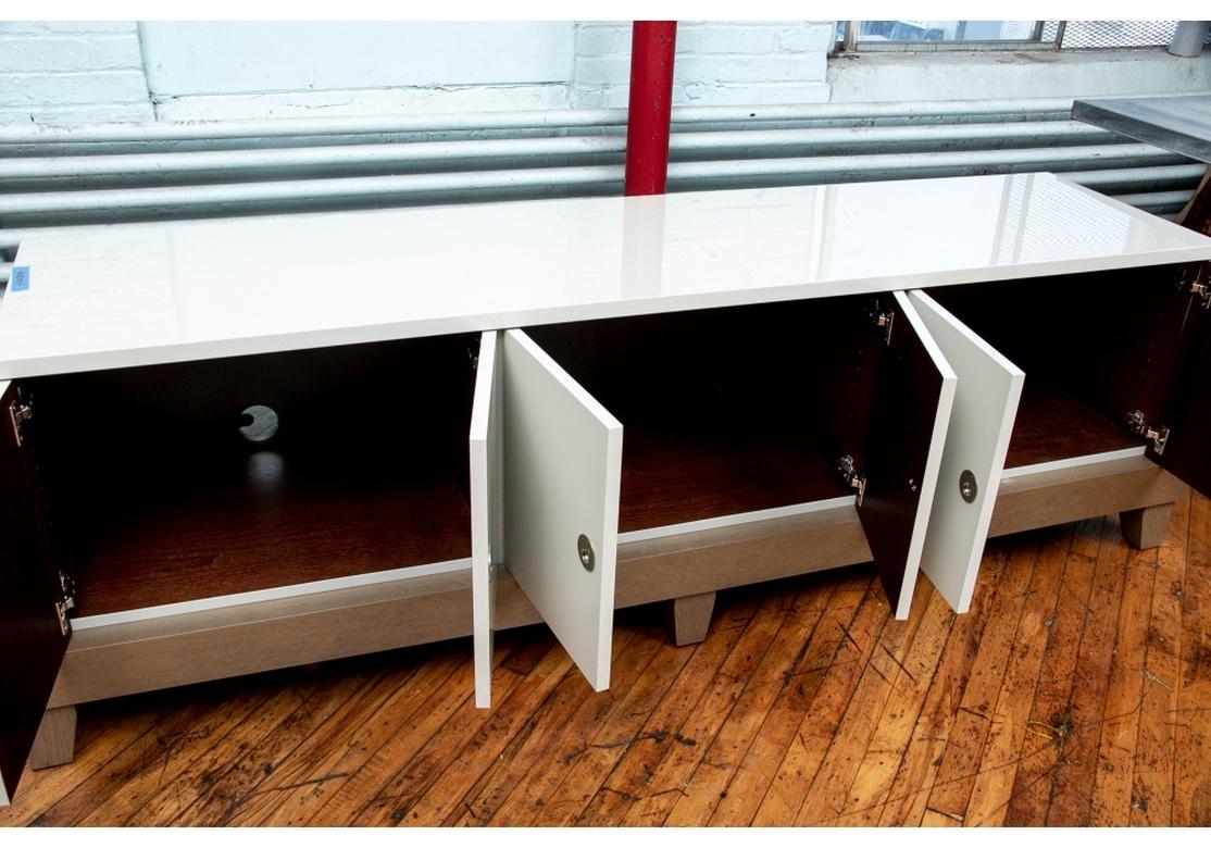 Bois Cabinet laqué de Wendell Castle (Am. 1932-2018) en vente