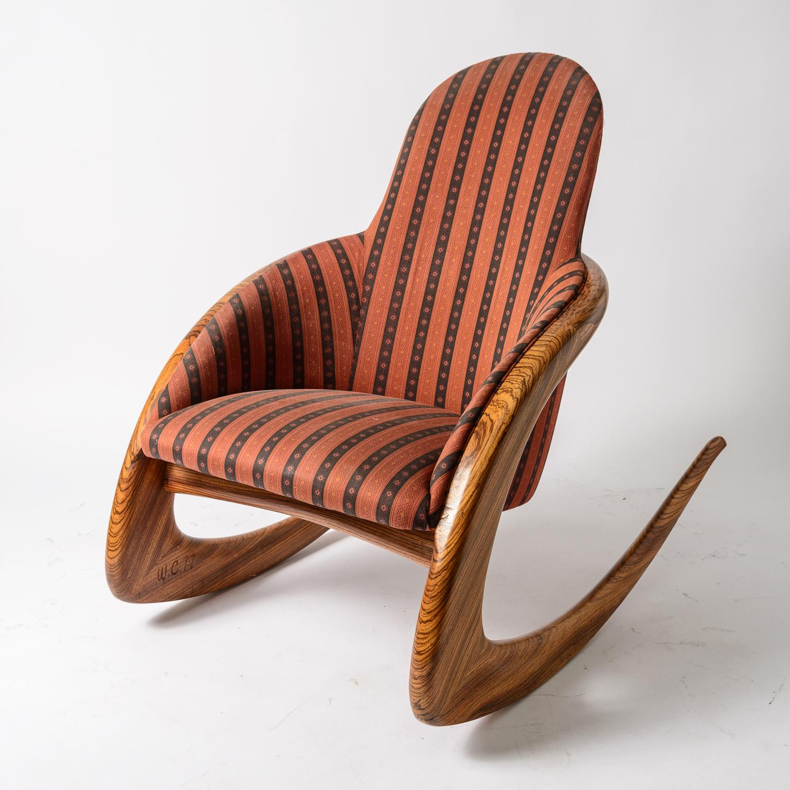 Le Crescent Rocker est un exemple emblématique du travail de M. Castle.
Exécuté en bois zébré et en tissu d'ameublement.
Surface d'origine immaculée
Signé et daté