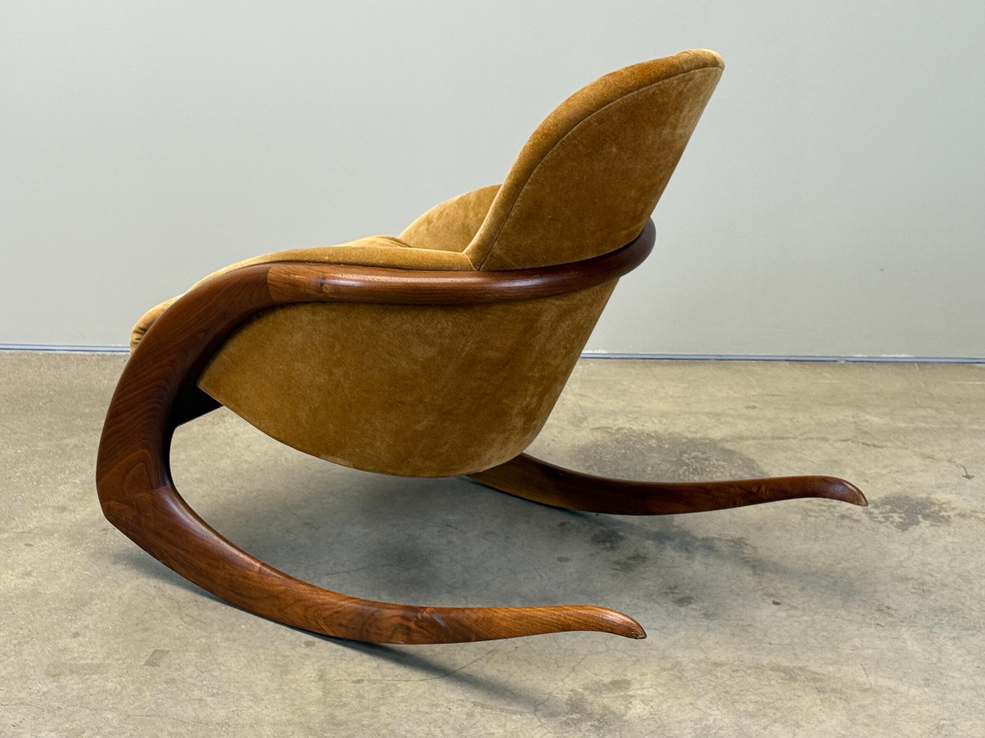 Un'iconica sedia a dondolo a mezzaluna in legno di noce, rivestita in pelle scamosciata originale. Realizzato da Wendell Castle, firmato e datato 1979. 