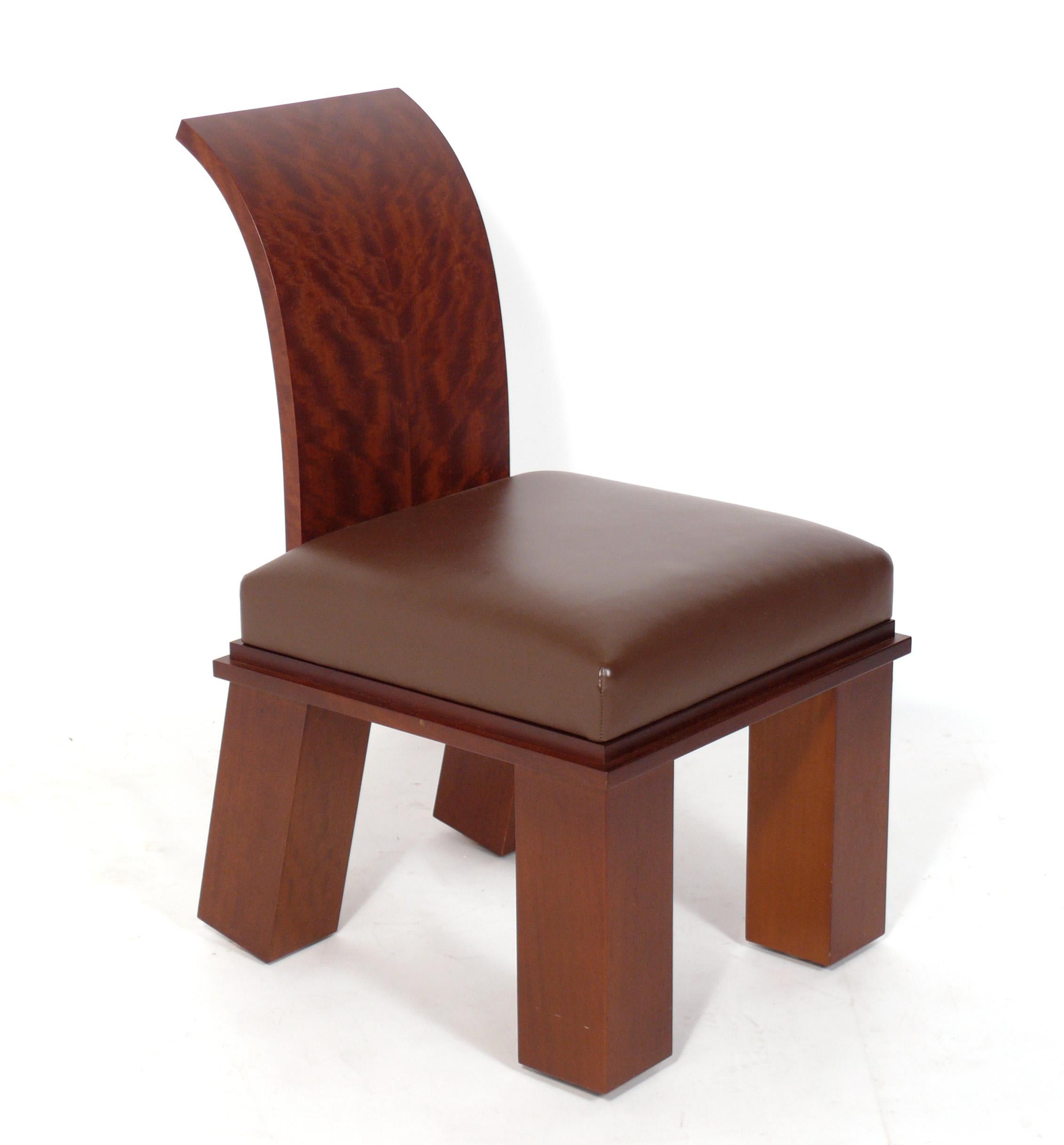 Ensemble de huit chaises à manger sculpturales, conçues par Wendell Castle, américain, vers les années 2010. Signé avec le monogramme de la marque de Wendell Castle sur la jambe. Wendell Castle a accordé une licence pour plusieurs de ses modèles