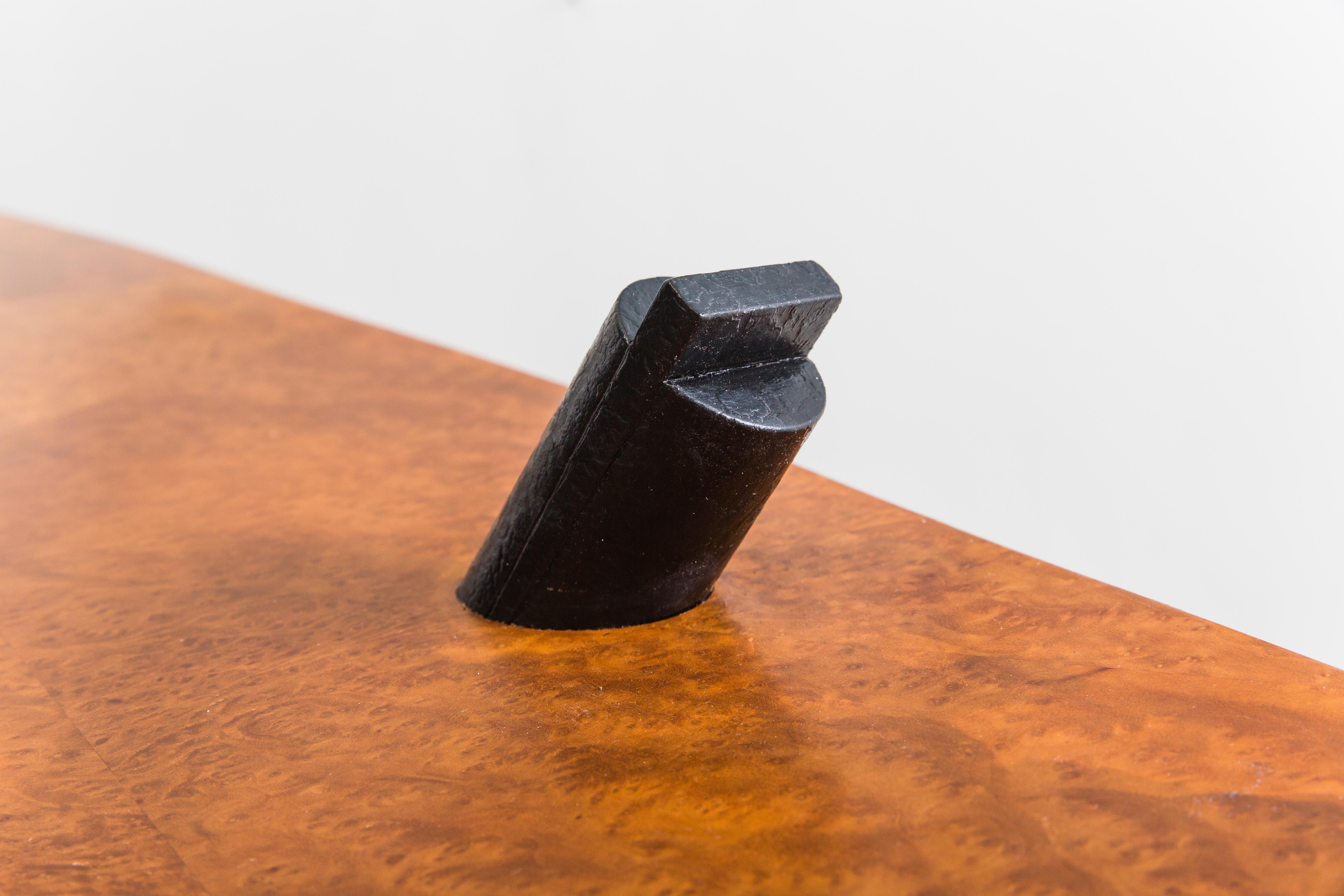 Père du mouvement du mobilier d'art, Wendell Castle a été sculpteur, designer et éducateur pendant plus de quarante ans, influençant le monde de l'art et du design avec ses pièces gracieuses et fantaisistes. Son travail a permis de faire du mobilier