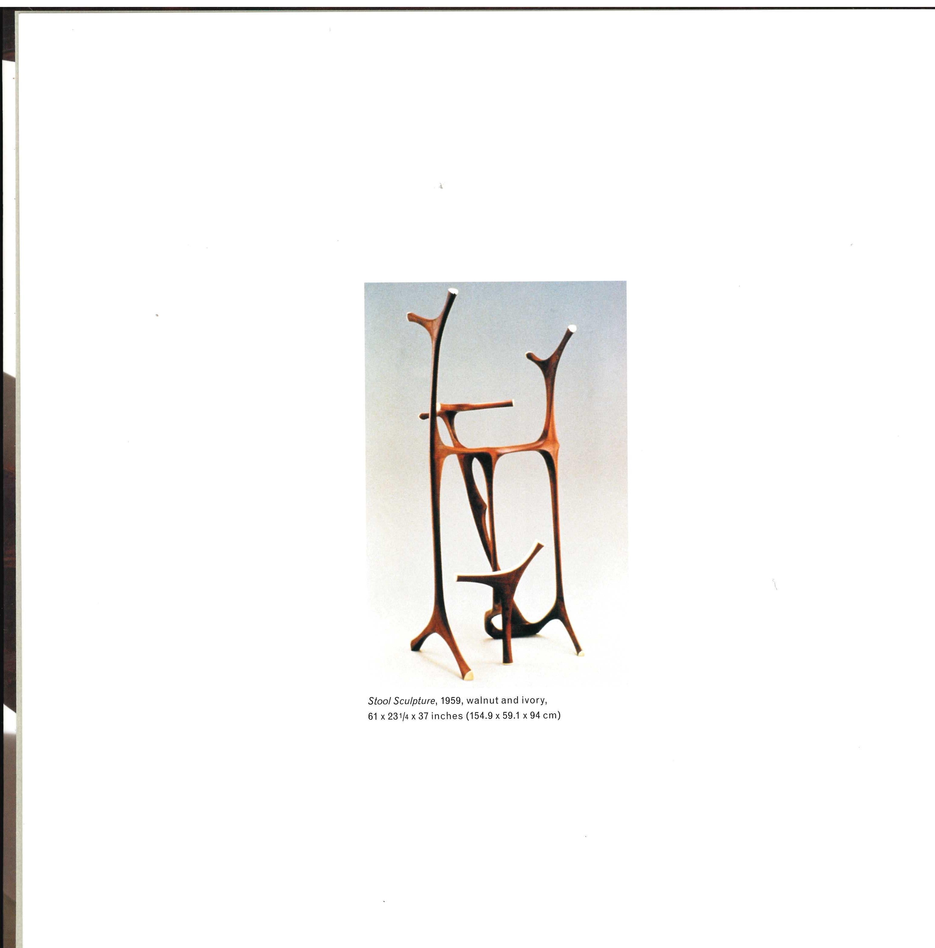 Catalogue d'exposition avec Barry Friedman.
Wendell Castle a été à l'avant-garde du design de mobilier américain pendant un demi-siècle, connu pour son utilisation sophistiquée des matériaux et des processus techniques. Ce livre est une collection