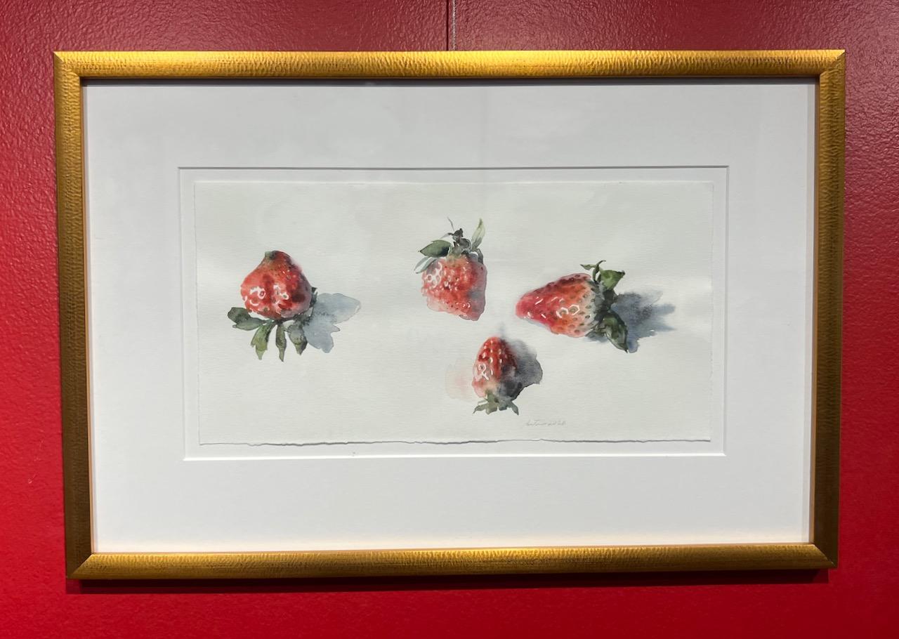 « Quatre fraises », peinture à l'aquarelle de quatre fraises sur fond blanc - Painting de Wendy Artin