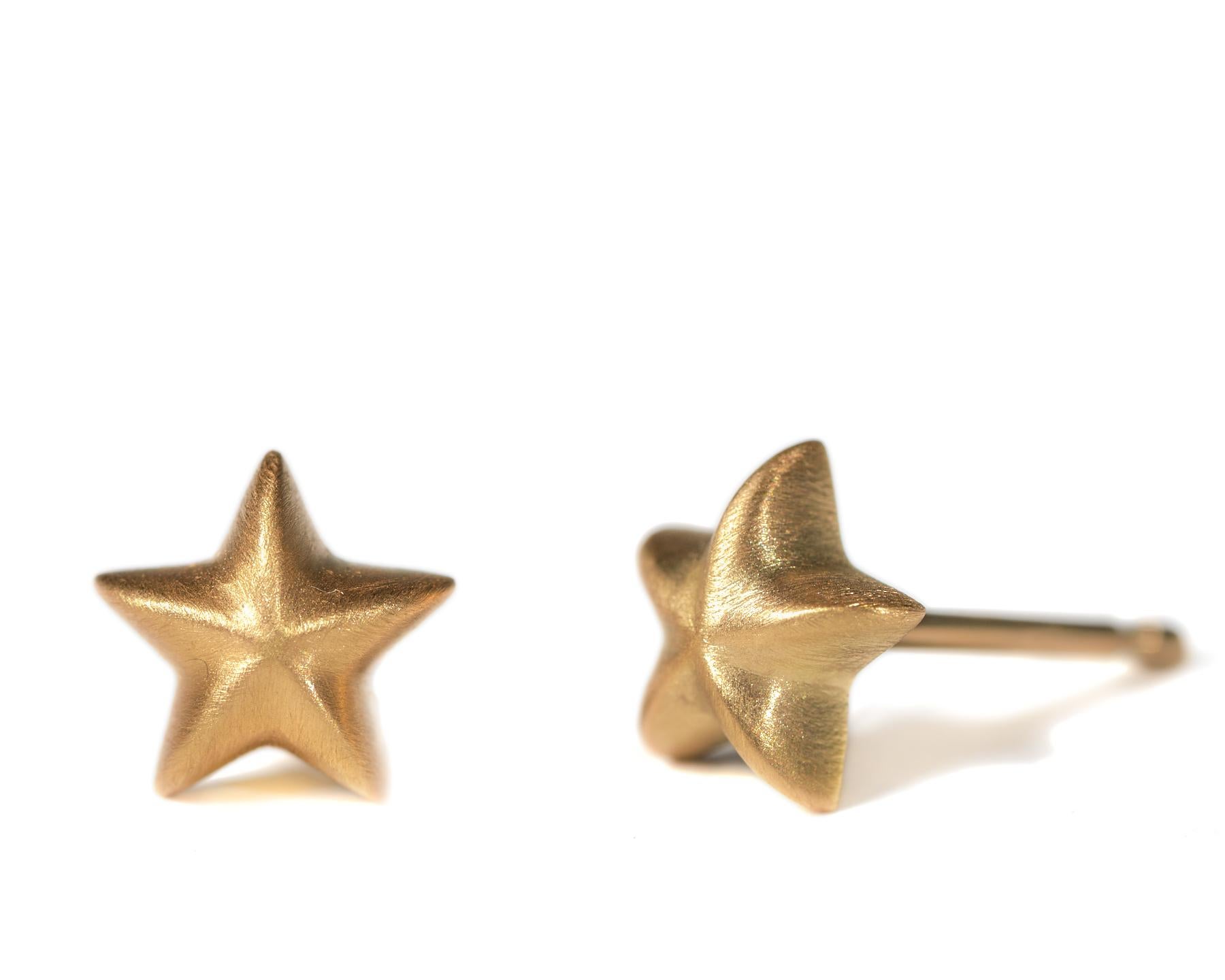 Chunky little star studs -- inspired by motorcycle-jacket details -- are perfect for everyday wear.

18K yellow gold with satin finish.
8 mm x 8 mm
Made in New York City