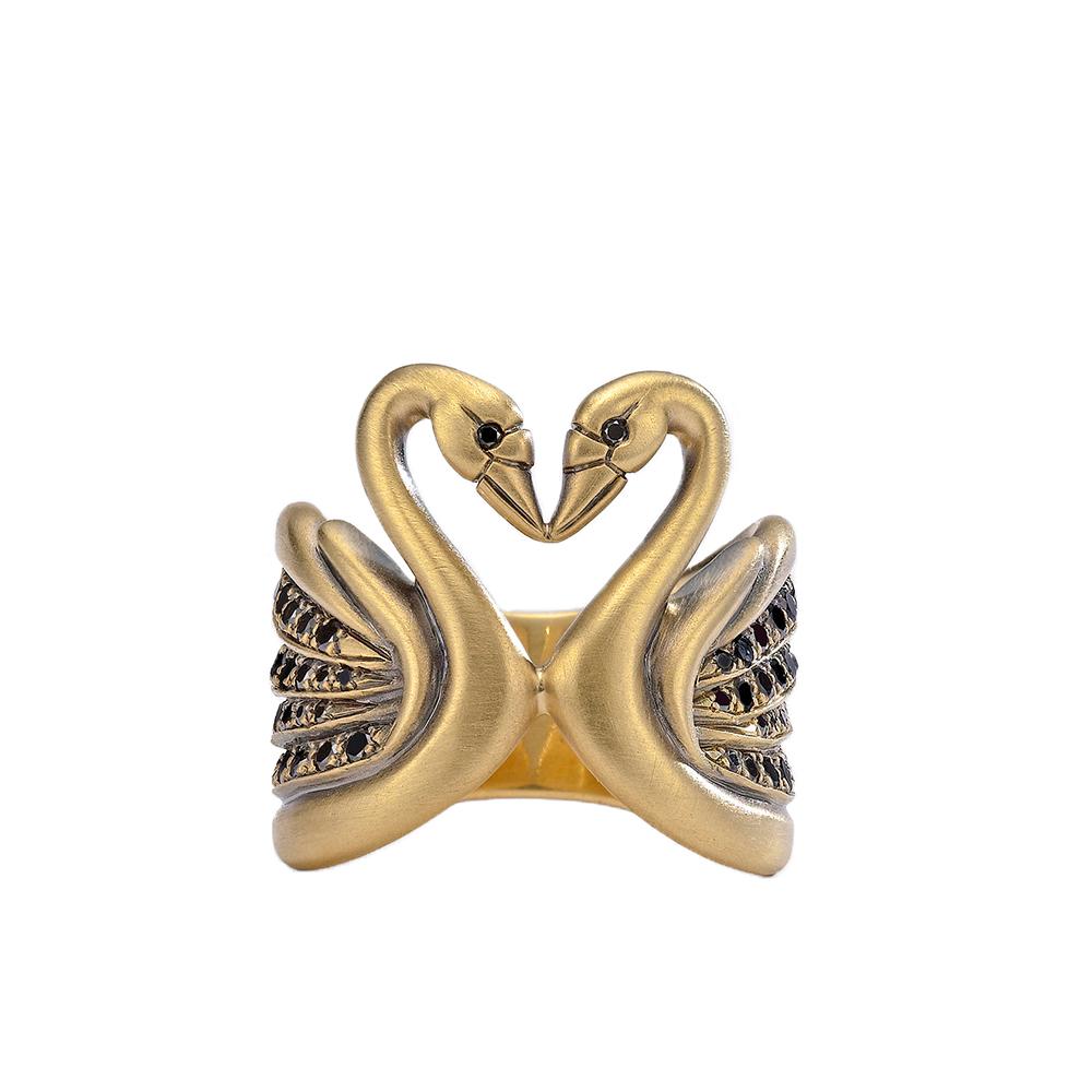 18K yellow gold, satin finish.
Approximately 45 points of black diamonds.
Made in New York City.
Best fits size 5.5.
To request additional photos or videos, please contact us.

This romantic ring depicts two swans that gently wrap around the finger